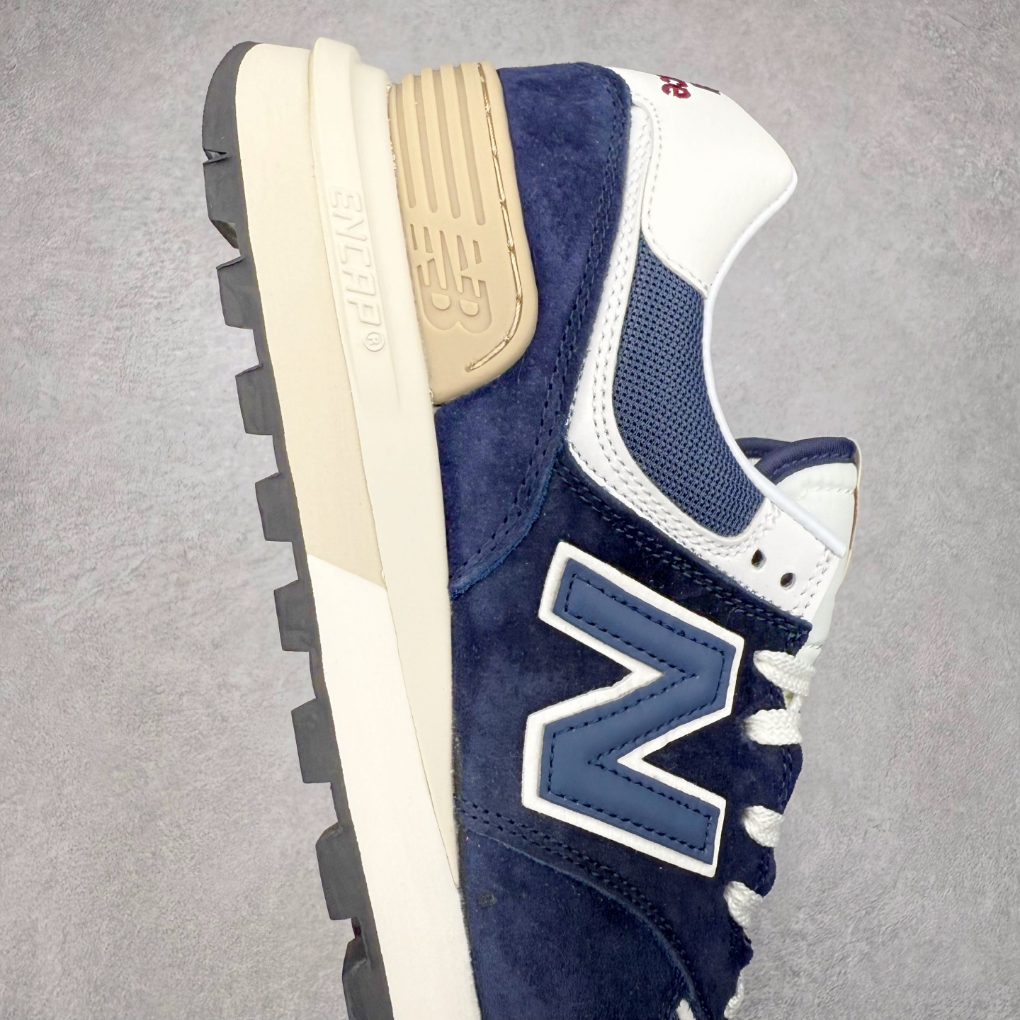 图片[6]-NB新百伦New Balance U574升级版系列低帮复古休闲运动慢跑鞋 新版NB574，妥妥美产既视感有木有。相较传统574，新版鞋跟及鞋面设计自带9系美产既视感！鞋面、内衬质感以及穿着体验更加！鞋型更流畅和饱满,鞋底增添了风格的多样化!底部升级橡胶颗粒大底,更防滑耐磨,上脚后感觉柔软且舒适。尺码：36 36.5 37.5 38 38.5 39.5 40 40.5 41.5 42 42.5 43 44 45-选品中心