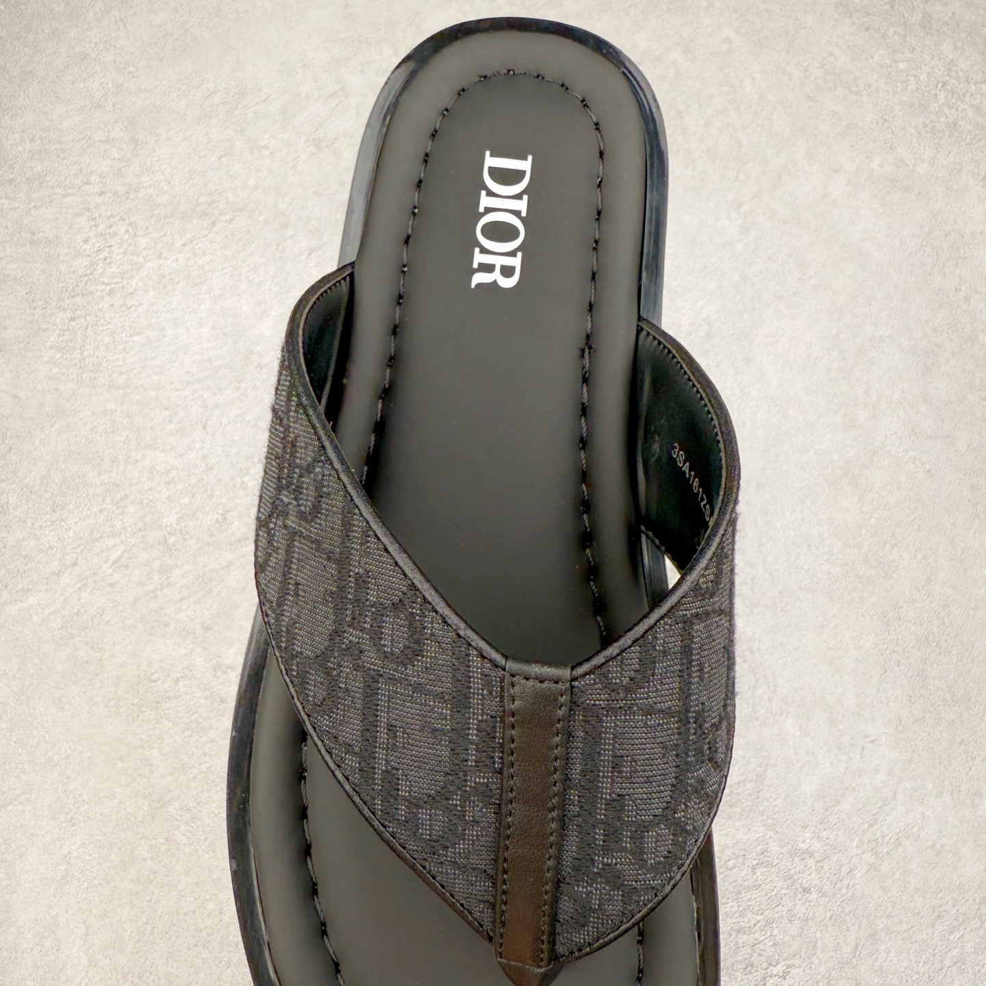 图片[5]-Dior Alias 迪奥小牛皮 圆头平底一字拖鞋 男款 米色拖鞋 原版购入开发 做货 这款 Dior Alias 凉鞋致敬运动风格经典标识，彰显 Dior 的高订精神。采用黑色橡胶精心制作，Oblique 印花鞋面，饰以同色调牛皮革细节提升格调。橡胶鞋底融入多种元素，饰以 Dior 标志更显精致，彰显未来主义风格。可与短裤或牛仔裤搭配穿着 尺码：39 40 41 42 43 44 45-选品中心
