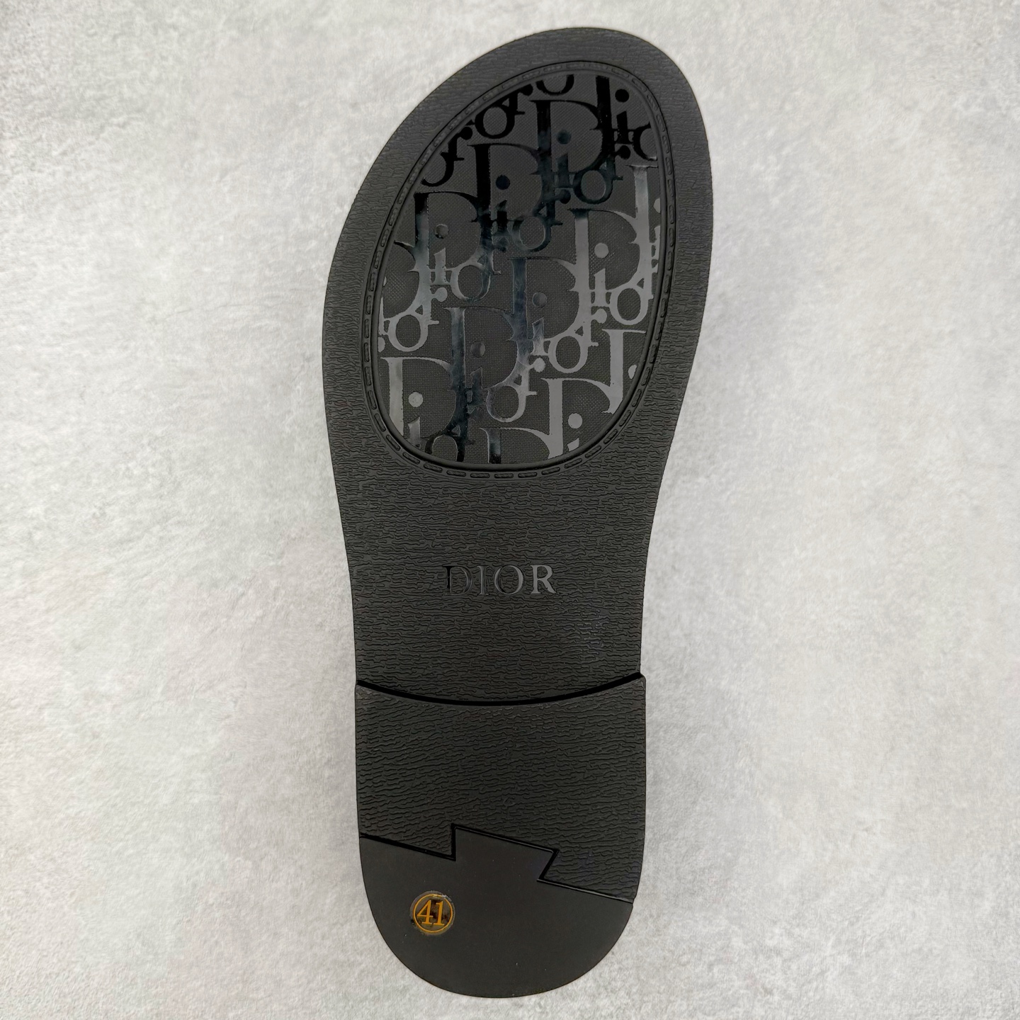 图片[9]-Dior Alias 迪奥小牛皮 圆头平底一字拖鞋 男款 米色拖鞋 原版购入开发 做货 这款 Dior Alias 凉鞋致敬运动风格经典标识，彰显 Dior 的高订精神。采用黑色橡胶精心制作，Oblique 印花鞋面，饰以同色调牛皮革细节提升格调。橡胶鞋底融入多种元素，饰以 Dior 标志更显精致，彰显未来主义风格。可与短裤或牛仔裤搭配穿着 尺码：39 40 41 42 43 44 45-选品中心