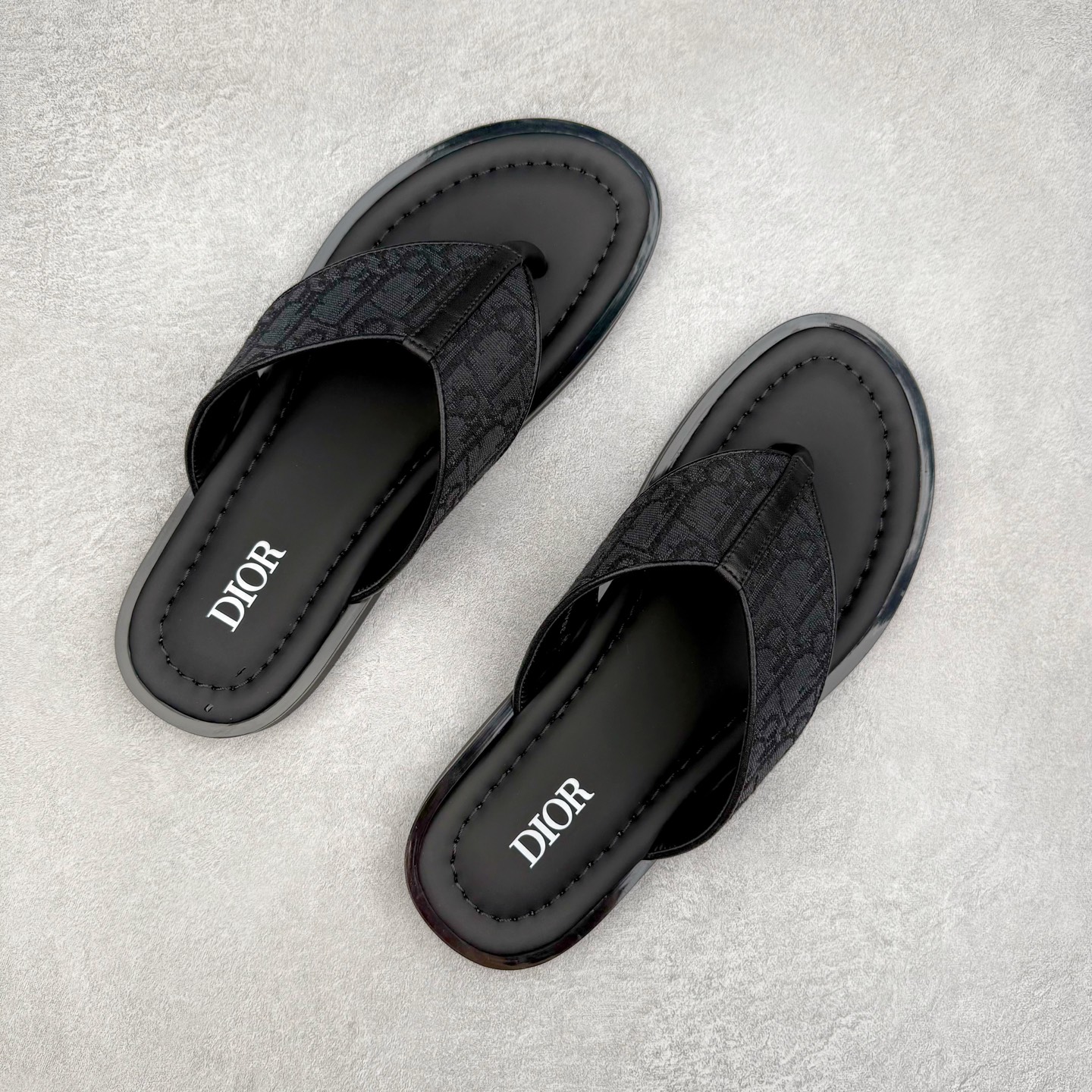 图片[3]-Dior Alias 迪奥小牛皮 圆头平底一字拖鞋 男款 米色拖鞋 原版购入开发 做货 这款 Dior Alias 凉鞋致敬运动风格经典标识，彰显 Dior 的高订精神。采用黑色橡胶精心制作，Oblique 印花鞋面，饰以同色调牛皮革细节提升格调。橡胶鞋底融入多种元素，饰以 Dior 标志更显精致，彰显未来主义风格。可与短裤或牛仔裤搭配穿着 尺码：39 40 41 42 43 44 45-选品中心