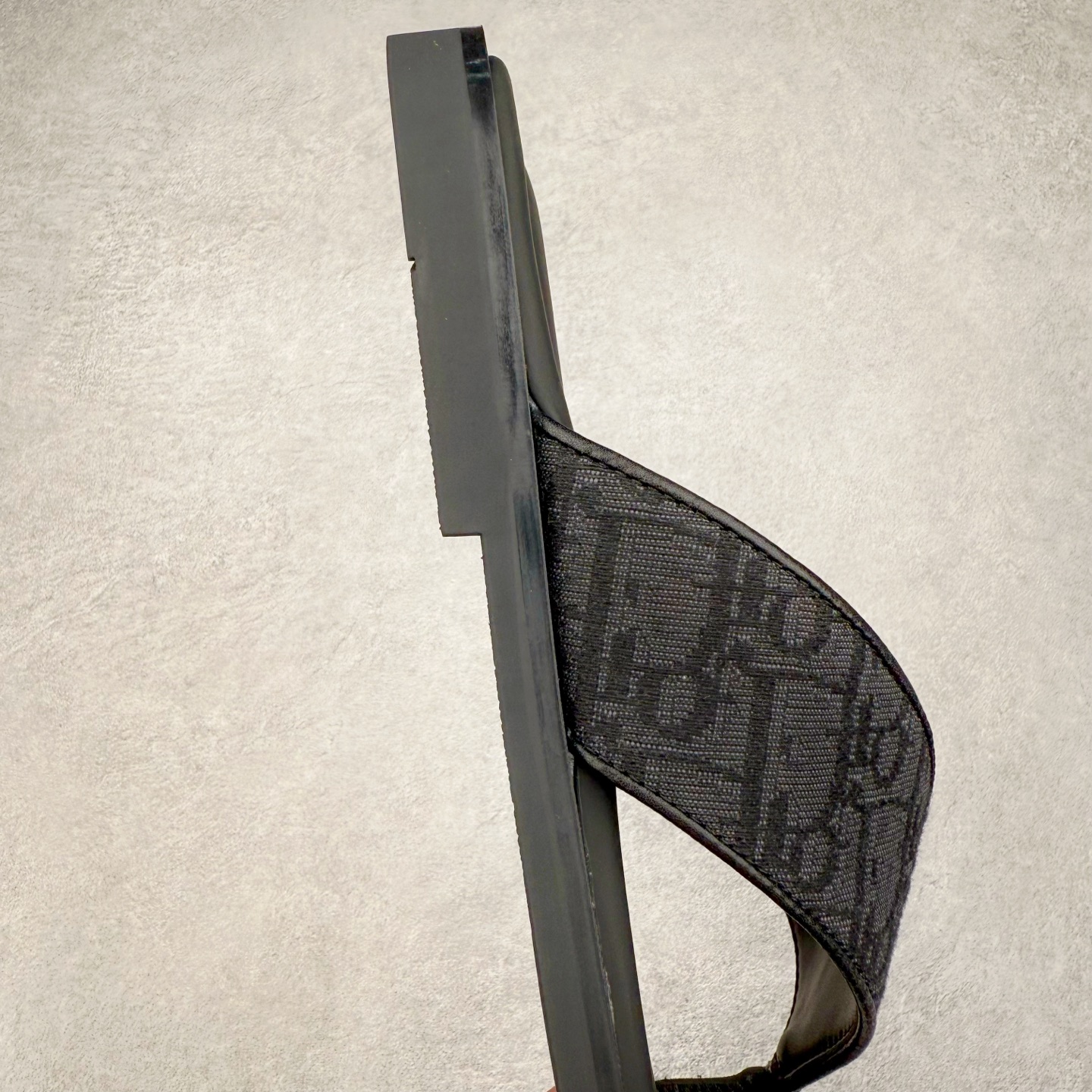 图片[6]-Dior Alias 迪奥小牛皮 圆头平底一字拖鞋 男款 米色拖鞋 原版购入开发 做货 这款 Dior Alias 凉鞋致敬运动风格经典标识，彰显 Dior 的高订精神。采用黑色橡胶精心制作，Oblique 印花鞋面，饰以同色调牛皮革细节提升格调。橡胶鞋底融入多种元素，饰以 Dior 标志更显精致，彰显未来主义风格。可与短裤或牛仔裤搭配穿着 尺码：39 40 41 42 43 44 45-选品中心