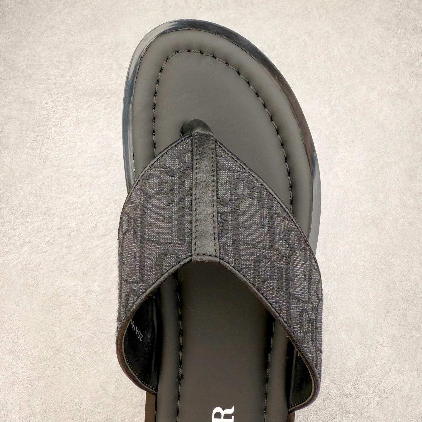 图片[4]-Dior Alias 迪奥小牛皮 圆头平底一字拖鞋 男款 米色拖鞋 原版购入开发 做货 这款 Dior Alias 凉鞋致敬运动风格经典标识，彰显 Dior 的高订精神。采用黑色橡胶精心制作，Oblique 印花鞋面，饰以同色调牛皮革细节提升格调。橡胶鞋底融入多种元素，饰以 Dior 标志更显精致，彰显未来主义风格。可与短裤或牛仔裤搭配穿着 尺码：39 40 41 42 43 44 45-选品中心