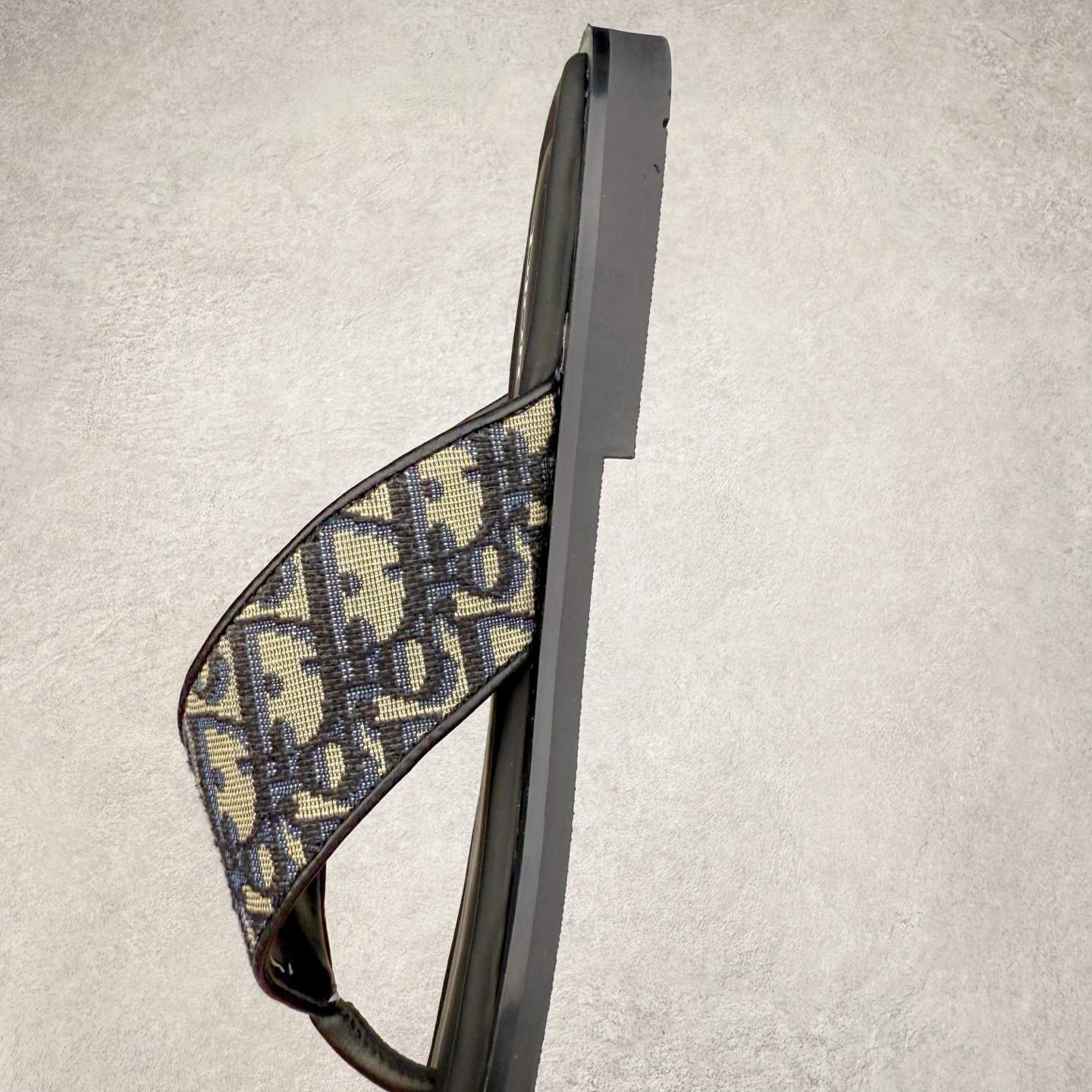 图片[7]-Dior Alias 迪奥小牛皮 圆头平底一字拖鞋 男款 米色拖鞋 原版购入开发 做货 这款 Dior Alias 凉鞋致敬运动风格经典标识，彰显 Dior 的高订精神。采用黑色橡胶精心制作，Oblique 印花鞋面，饰以同色调牛皮革细节提升格调。橡胶鞋底融入多种元素，饰以 Dior 标志更显精致，彰显未来主义风格。可与短裤或牛仔裤搭配穿着 尺码：39 40 41 42 43 44 45-选品中心