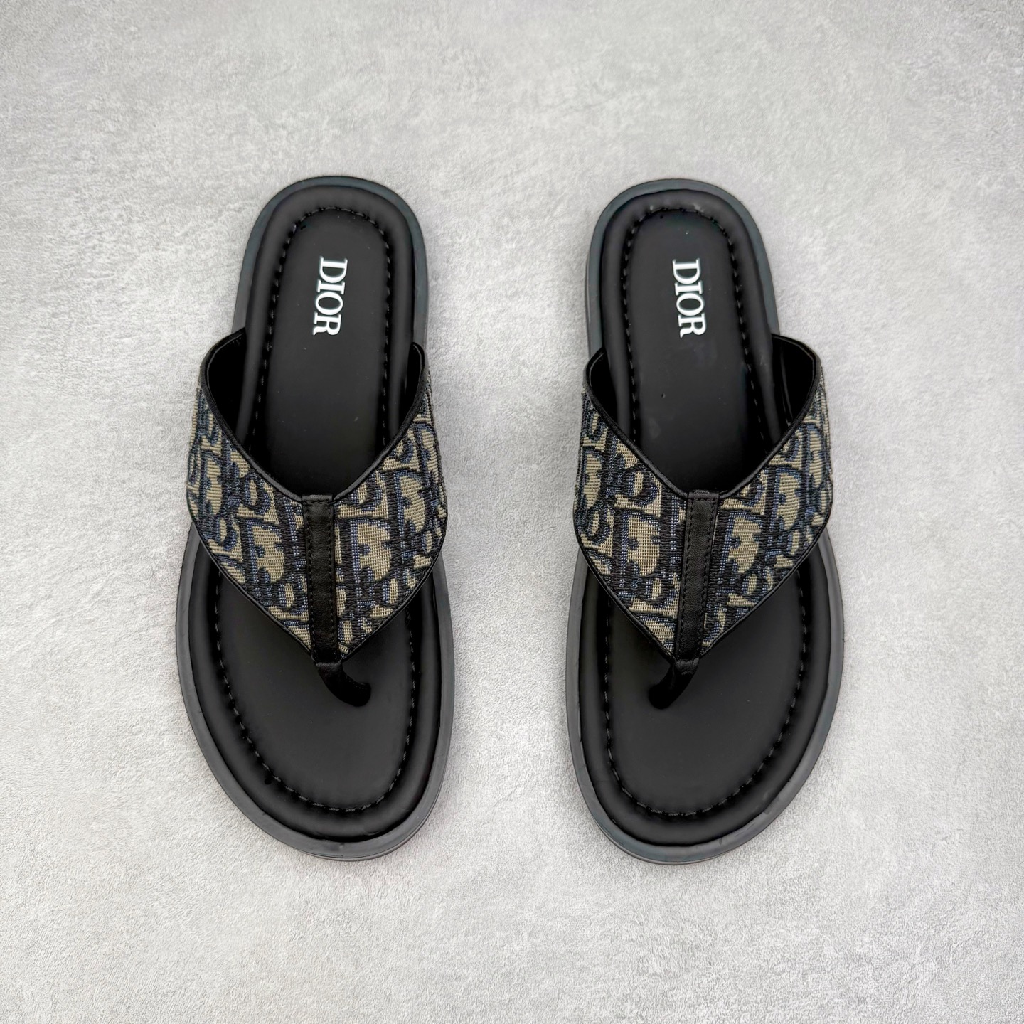 图片[2]-Dior Alias 迪奥小牛皮 圆头平底一字拖鞋 男款 米色拖鞋 原版购入开发 做货 这款 Dior Alias 凉鞋致敬运动风格经典标识，彰显 Dior 的高订精神。采用黑色橡胶精心制作，Oblique 印花鞋面，饰以同色调牛皮革细节提升格调。橡胶鞋底融入多种元素，饰以 Dior 标志更显精致，彰显未来主义风格。可与短裤或牛仔裤搭配穿着 尺码：39 40 41 42 43 44 45-选品中心