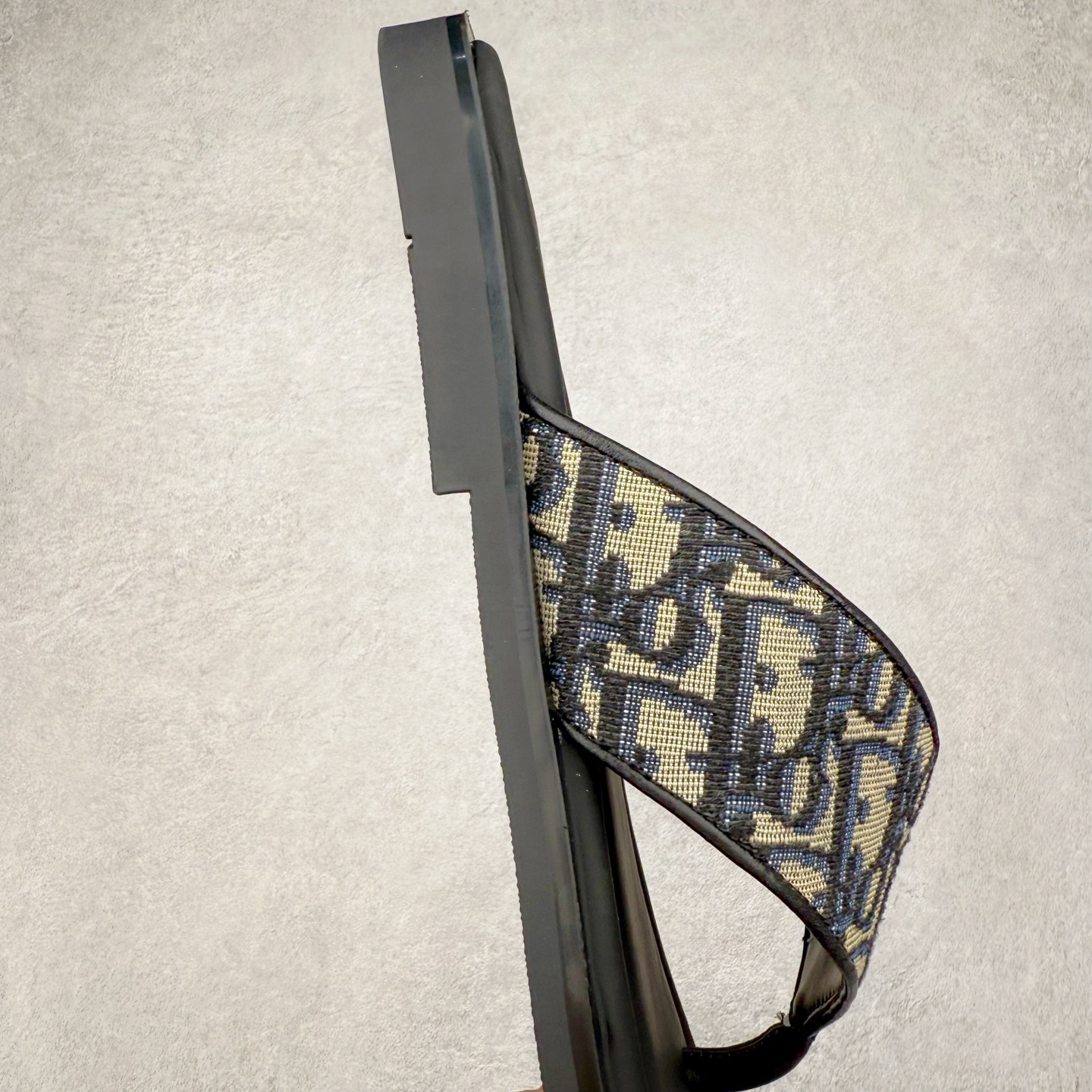 图片[6]-Dior Alias 迪奥小牛皮 圆头平底一字拖鞋 男款 米色拖鞋 原版购入开发 做货 这款 Dior Alias 凉鞋致敬运动风格经典标识，彰显 Dior 的高订精神。采用黑色橡胶精心制作，Oblique 印花鞋面，饰以同色调牛皮革细节提升格调。橡胶鞋底融入多种元素，饰以 Dior 标志更显精致，彰显未来主义风格。可与短裤或牛仔裤搭配穿着 尺码：39 40 41 42 43 44 45-选品中心