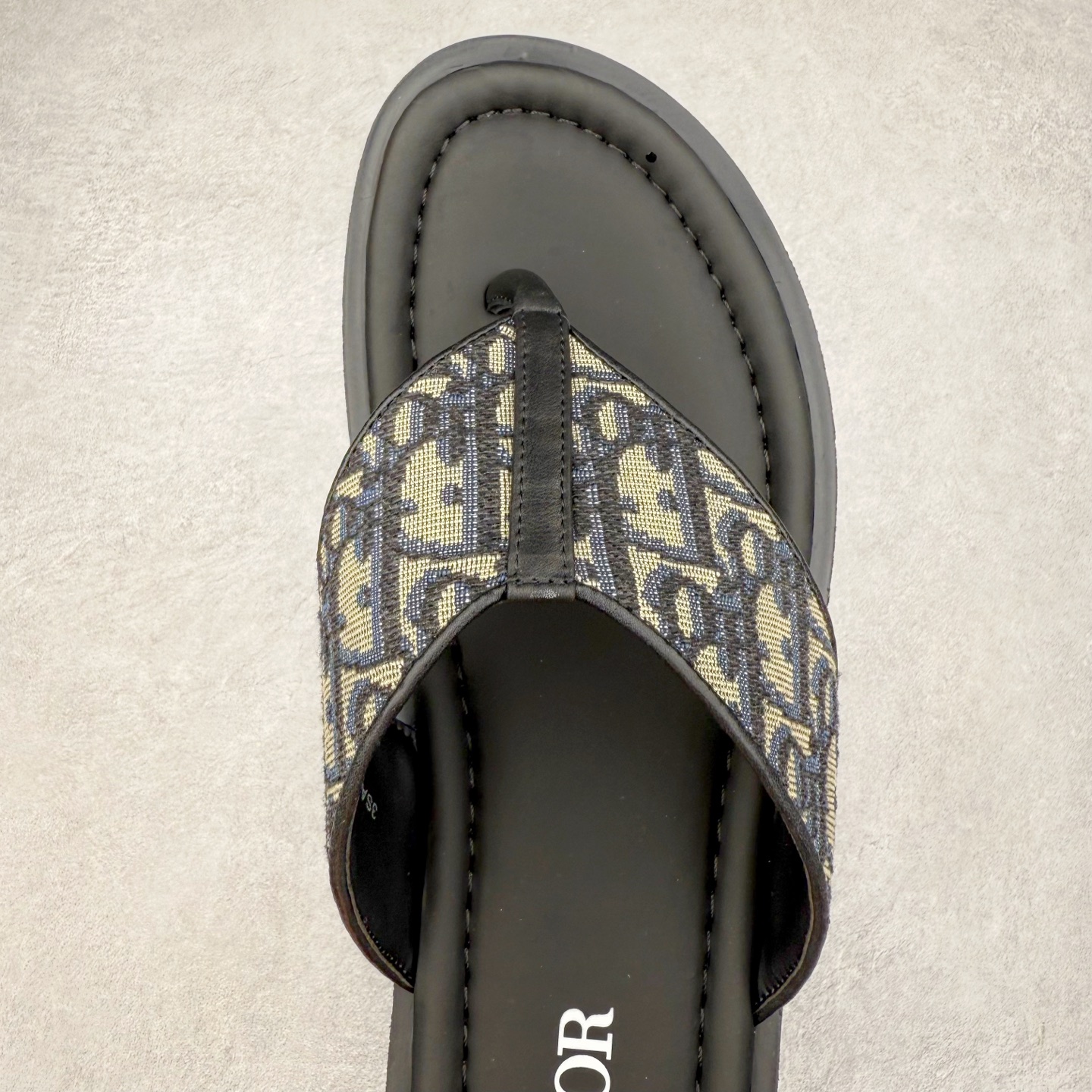 图片[4]-Dior Alias 迪奥小牛皮 圆头平底一字拖鞋 男款 米色拖鞋 原版购入开发 做货 这款 Dior Alias 凉鞋致敬运动风格经典标识，彰显 Dior 的高订精神。采用黑色橡胶精心制作，Oblique 印花鞋面，饰以同色调牛皮革细节提升格调。橡胶鞋底融入多种元素，饰以 Dior 标志更显精致，彰显未来主义风格。可与短裤或牛仔裤搭配穿着 尺码：39 40 41 42 43 44 45-选品中心