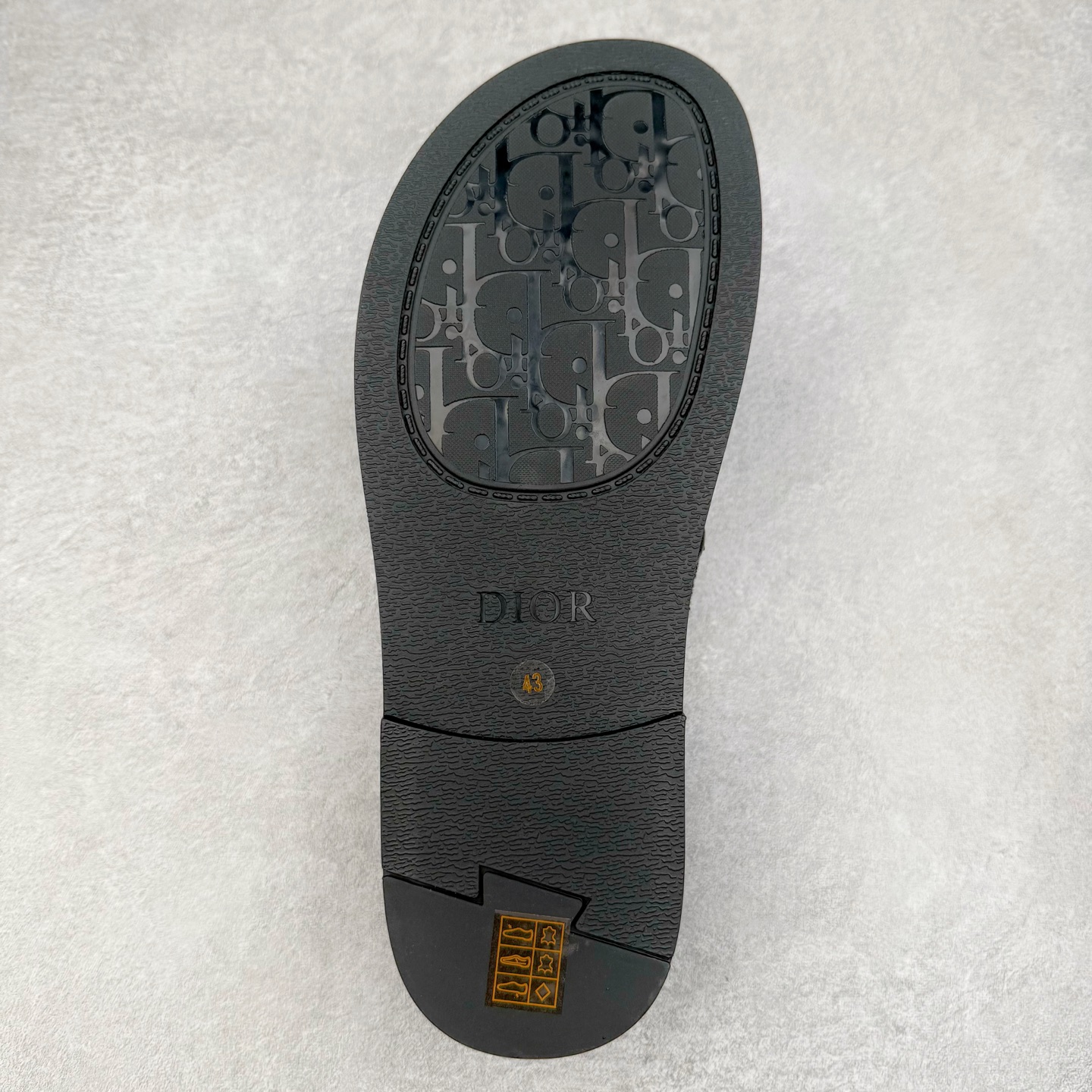 图片[9]-Dior Alias 迪奥小牛皮 圆头平底一字拖鞋 男款 米色拖鞋 原版购入开发 做货 这款 Dior Alias 凉鞋致敬运动风格经典标识，彰显 Dior 的高订精神。采用黑色橡胶精心制作，Oblique 印花鞋面，饰以同色调牛皮革细节提升格调。橡胶鞋底融入多种元素，饰以 Dior 标志更显精致，彰显未来主义风格。可与短裤或牛仔裤搭配穿着 尺码：39 40 41 42 43 44 45-选品中心