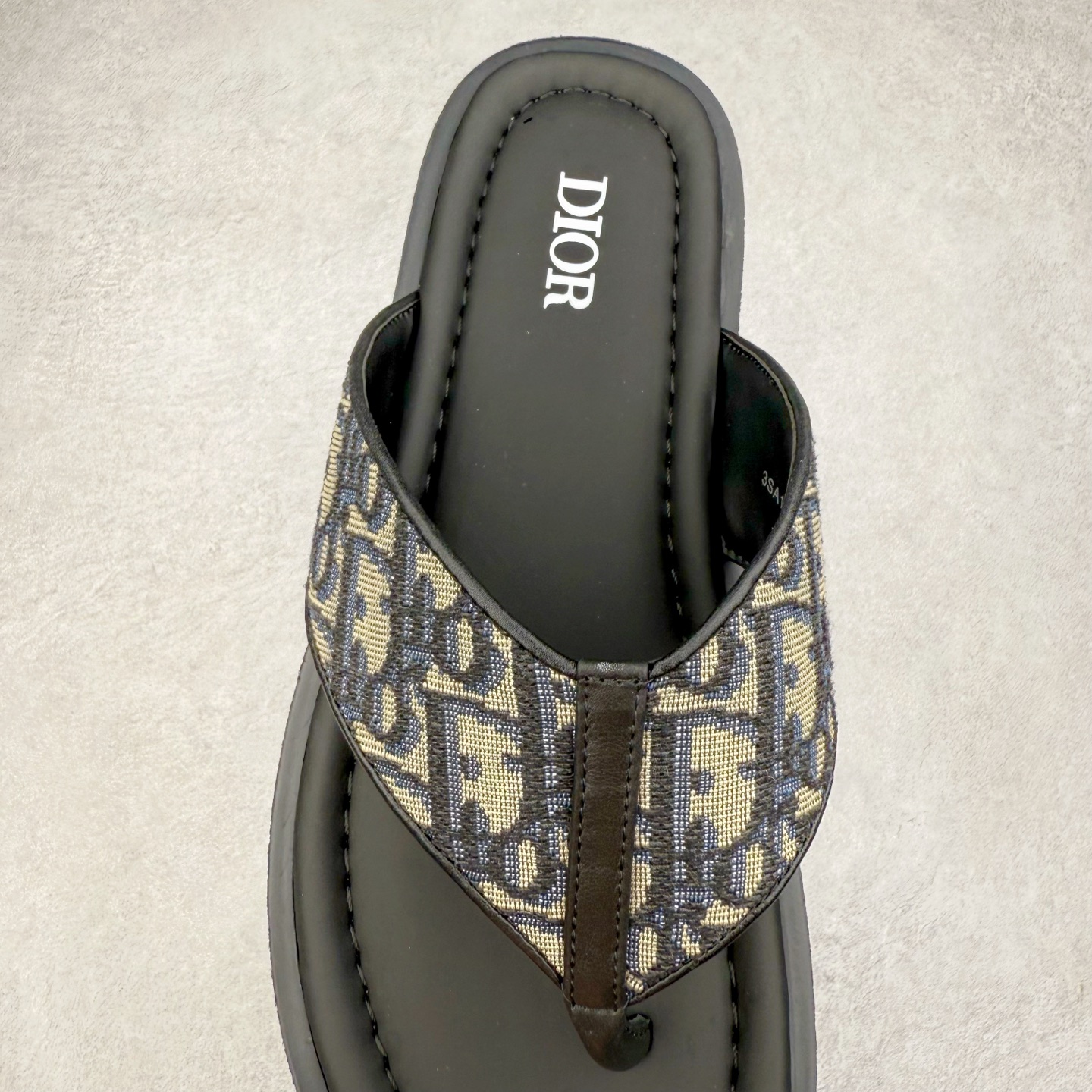 图片[5]-Dior Alias 迪奥小牛皮 圆头平底一字拖鞋 男款 米色拖鞋 原版购入开发 做货 这款 Dior Alias 凉鞋致敬运动风格经典标识，彰显 Dior 的高订精神。采用黑色橡胶精心制作，Oblique 印花鞋面，饰以同色调牛皮革细节提升格调。橡胶鞋底融入多种元素，饰以 Dior 标志更显精致，彰显未来主义风格。可与短裤或牛仔裤搭配穿着 尺码：39 40 41 42 43 44 45-选品中心