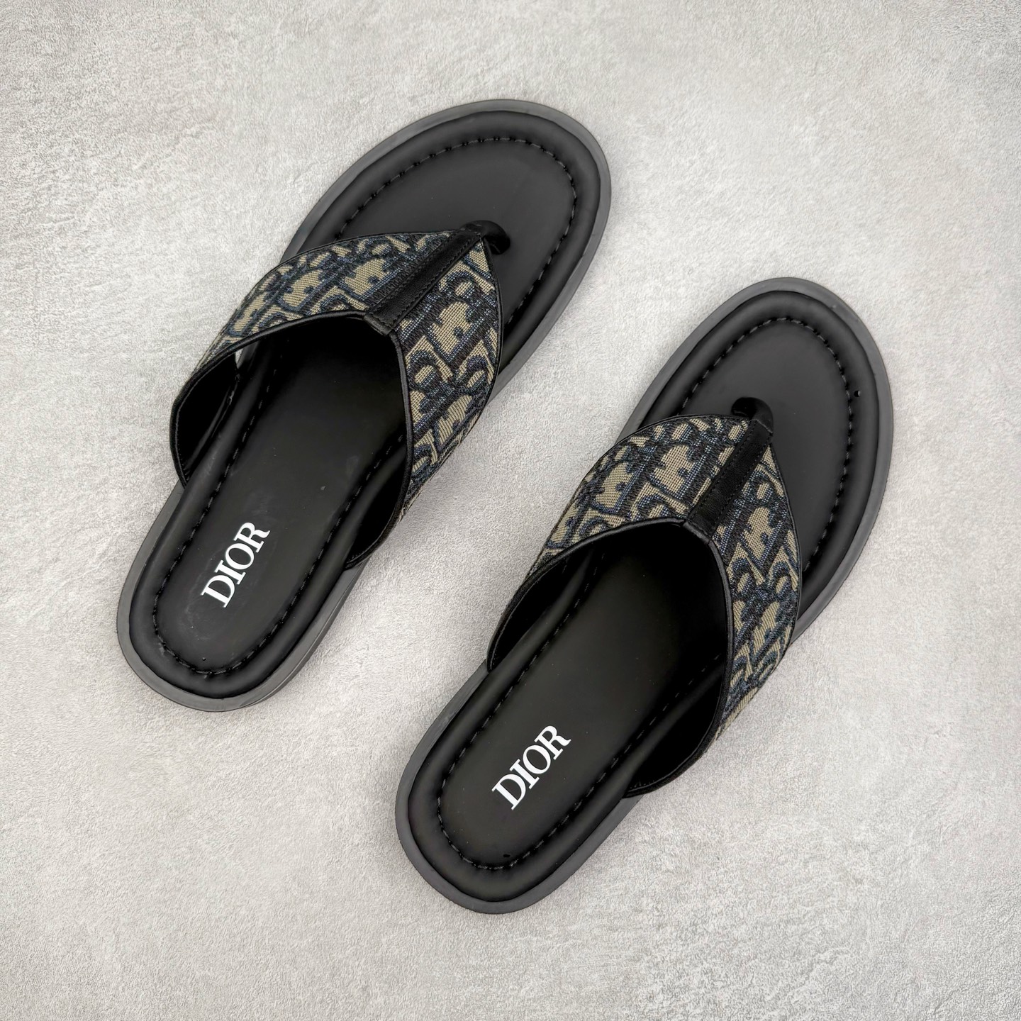 图片[3]-Dior Alias 迪奥小牛皮 圆头平底一字拖鞋 男款 米色拖鞋 原版购入开发 做货 这款 Dior Alias 凉鞋致敬运动风格经典标识，彰显 Dior 的高订精神。采用黑色橡胶精心制作，Oblique 印花鞋面，饰以同色调牛皮革细节提升格调。橡胶鞋底融入多种元素，饰以 Dior 标志更显精致，彰显未来主义风格。可与短裤或牛仔裤搭配穿着 尺码：39 40 41 42 43 44 45-选品中心