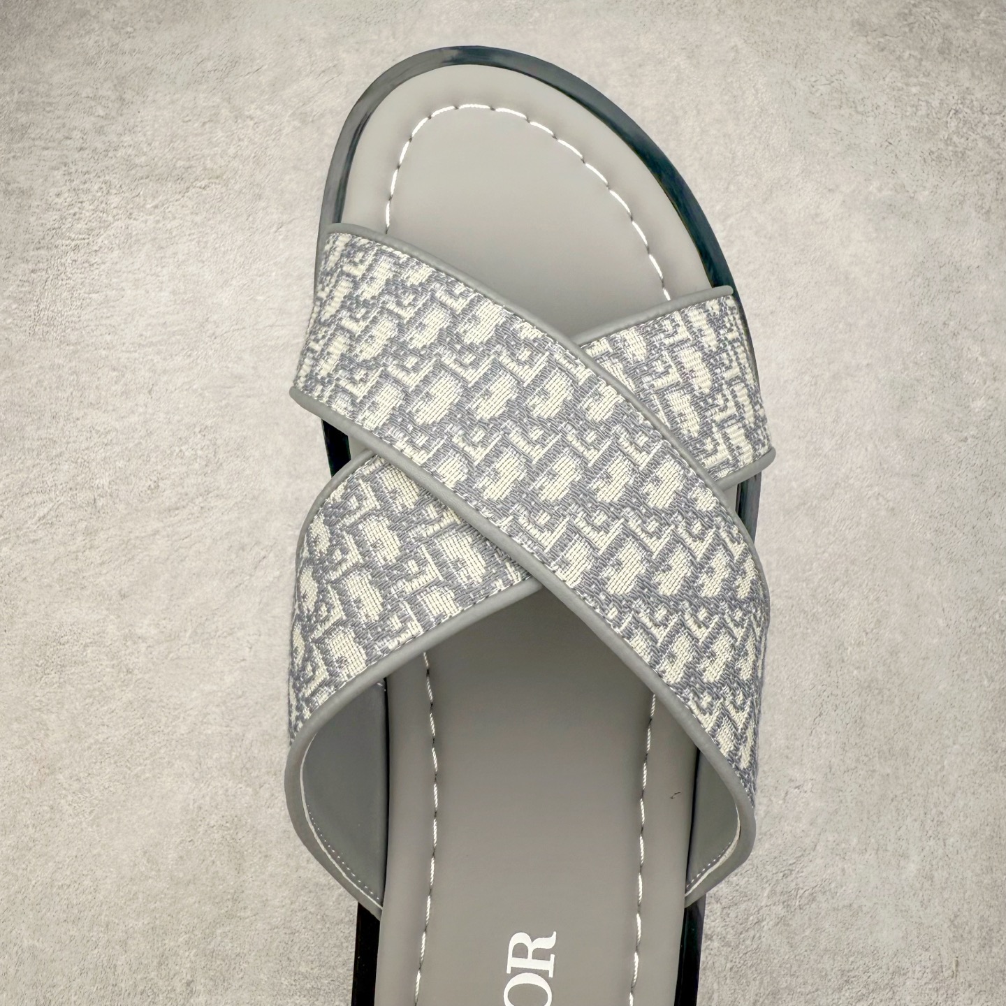 图片[5]-Dior Alias 迪奥小牛皮 圆头平底一字拖鞋 男款 米色拖鞋 原版购入开发 做货 这款 Dior Alias 凉鞋致敬运动风格经典标识，彰显 Dior 的高订精神。采用黑色橡胶精心制作，Oblique 印花鞋面，饰以同色调牛皮革细节提升格调。橡胶鞋底融入多种元素，饰以 Dior 标志更显精致，彰显未来主义风格。可与短裤或牛仔裤搭配穿着 尺码：39 40 41 42 43 44 45-选品中心