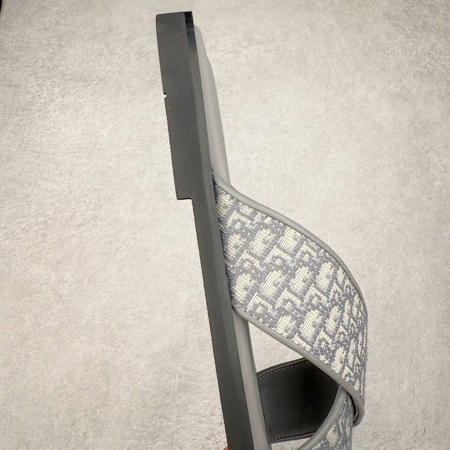 图片[7]-Dior Alias 迪奥小牛皮 圆头平底一字拖鞋 男款 米色拖鞋 原版购入开发 做货 这款 Dior Alias 凉鞋致敬运动风格经典标识，彰显 Dior 的高订精神。采用黑色橡胶精心制作，Oblique 印花鞋面，饰以同色调牛皮革细节提升格调。橡胶鞋底融入多种元素，饰以 Dior 标志更显精致，彰显未来主义风格。可与短裤或牛仔裤搭配穿着 尺码：39 40 41 42 43 44 45-选品中心