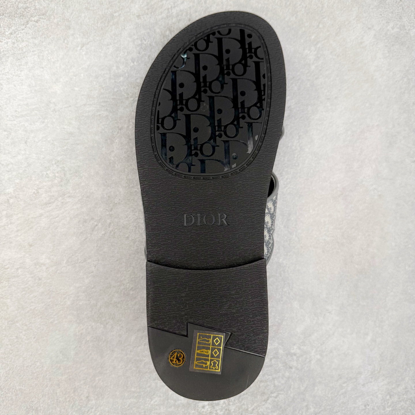 图片[9]-Dior Alias 迪奥小牛皮 圆头平底一字拖鞋 男款 米色拖鞋 原版购入开发 做货 这款 Dior Alias 凉鞋致敬运动风格经典标识，彰显 Dior 的高订精神。采用黑色橡胶精心制作，Oblique 印花鞋面，饰以同色调牛皮革细节提升格调。橡胶鞋底融入多种元素，饰以 Dior 标志更显精致，彰显未来主义风格。可与短裤或牛仔裤搭配穿着 尺码：39 40 41 42 43 44 45-选品中心