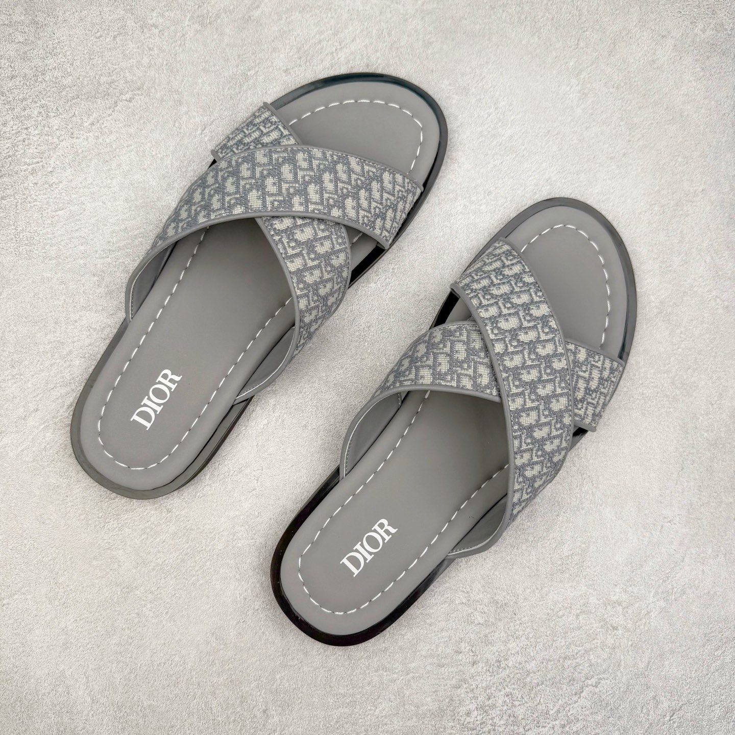 图片[2]-Dior Alias 迪奥小牛皮 圆头平底一字拖鞋 男款 米色拖鞋 原版购入开发 做货 这款 Dior Alias 凉鞋致敬运动风格经典标识，彰显 Dior 的高订精神。采用黑色橡胶精心制作，Oblique 印花鞋面，饰以同色调牛皮革细节提升格调。橡胶鞋底融入多种元素，饰以 Dior 标志更显精致，彰显未来主义风格。可与短裤或牛仔裤搭配穿着 尺码：39 40 41 42 43 44 45-选品中心