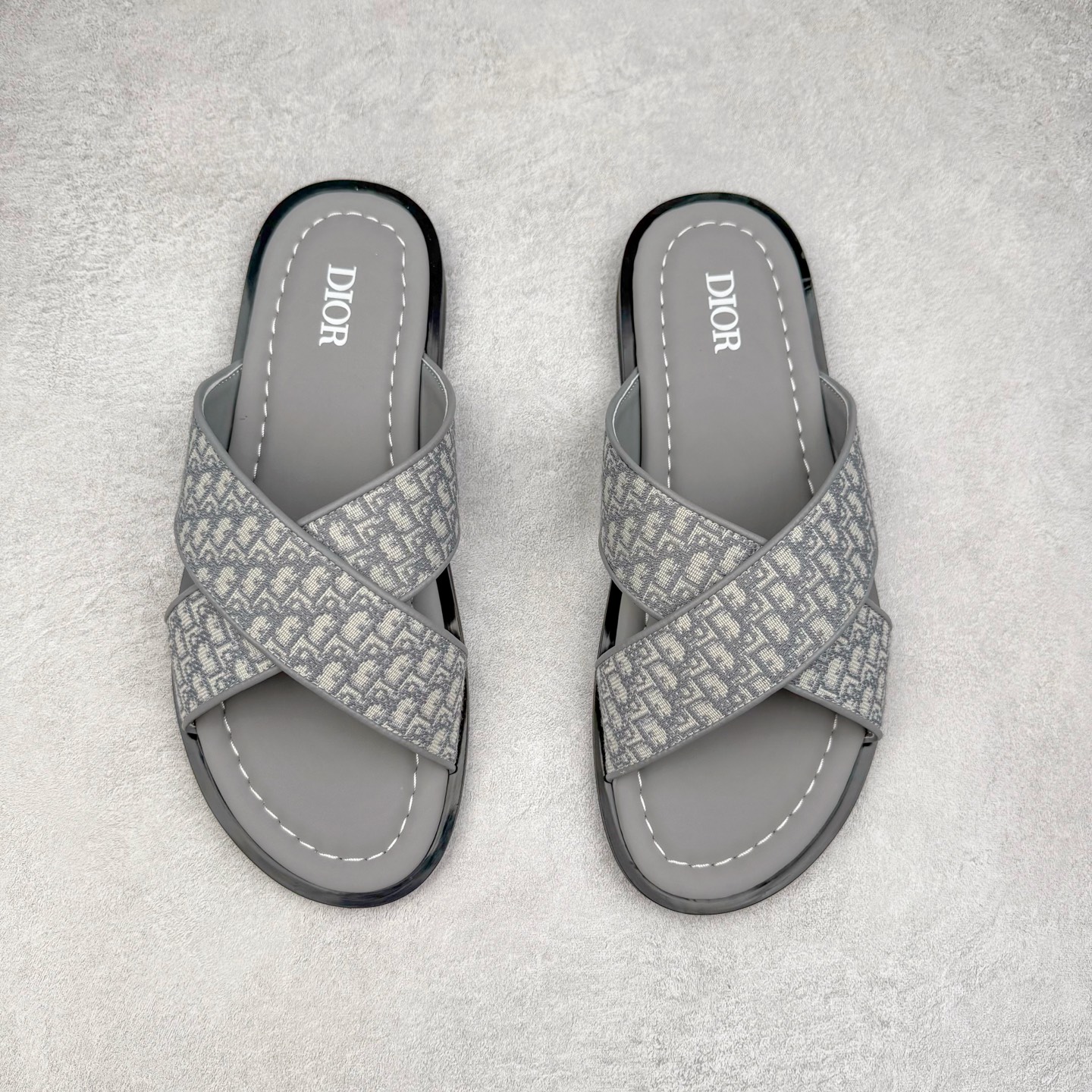 图片[3]-Dior Alias 迪奥小牛皮 圆头平底一字拖鞋 男款 米色拖鞋 原版购入开发 做货 这款 Dior Alias 凉鞋致敬运动风格经典标识，彰显 Dior 的高订精神。采用黑色橡胶精心制作，Oblique 印花鞋面，饰以同色调牛皮革细节提升格调。橡胶鞋底融入多种元素，饰以 Dior 标志更显精致，彰显未来主义风格。可与短裤或牛仔裤搭配穿着 尺码：39 40 41 42 43 44 45-选品中心