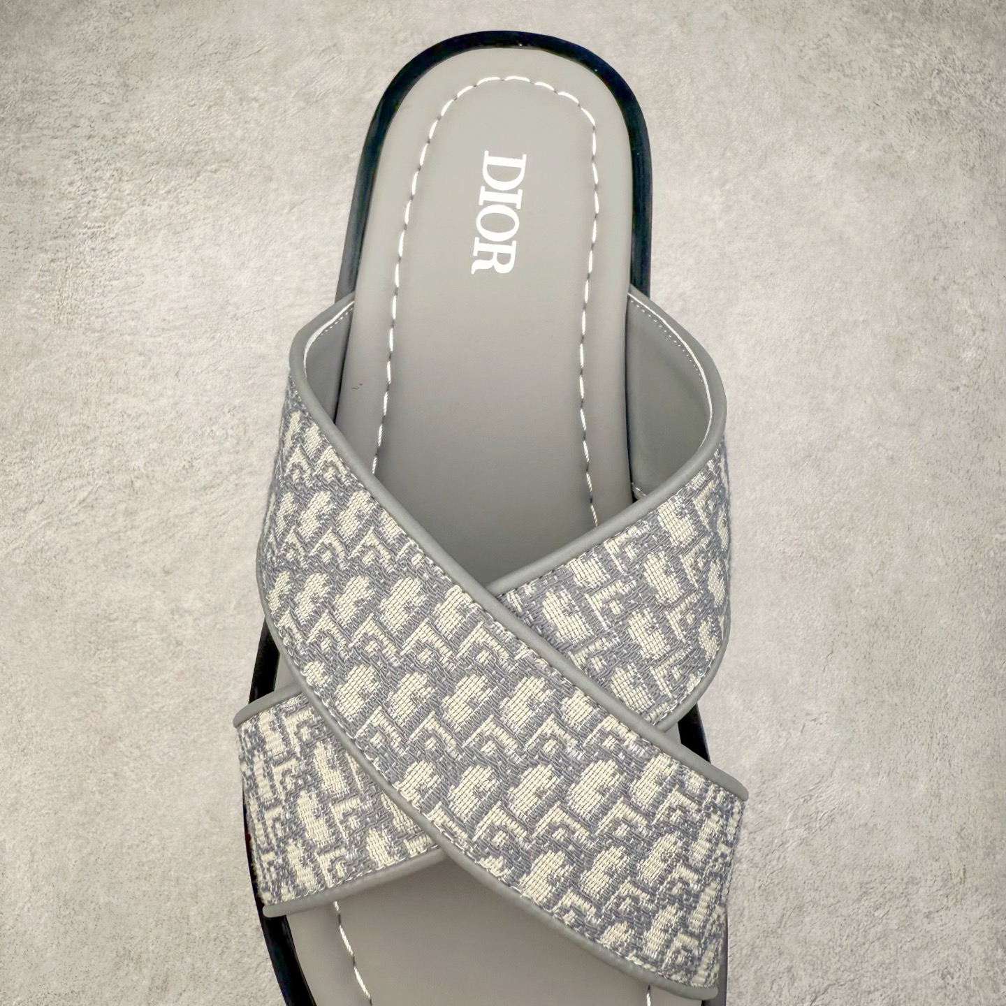 图片[6]-Dior Alias 迪奥小牛皮 圆头平底一字拖鞋 男款 米色拖鞋 原版购入开发 做货 这款 Dior Alias 凉鞋致敬运动风格经典标识，彰显 Dior 的高订精神。采用黑色橡胶精心制作，Oblique 印花鞋面，饰以同色调牛皮革细节提升格调。橡胶鞋底融入多种元素，饰以 Dior 标志更显精致，彰显未来主义风格。可与短裤或牛仔裤搭配穿着 尺码：39 40 41 42 43 44 45-选品中心