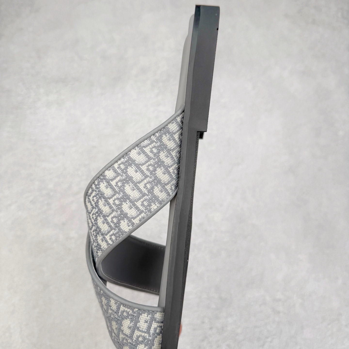 图片[8]-Dior Alias 迪奥小牛皮 圆头平底一字拖鞋 男款 米色拖鞋 原版购入开发 做货 这款 Dior Alias 凉鞋致敬运动风格经典标识，彰显 Dior 的高订精神。采用黑色橡胶精心制作，Oblique 印花鞋面，饰以同色调牛皮革细节提升格调。橡胶鞋底融入多种元素，饰以 Dior 标志更显精致，彰显未来主义风格。可与短裤或牛仔裤搭配穿着 尺码：39 40 41 42 43 44 45-选品中心