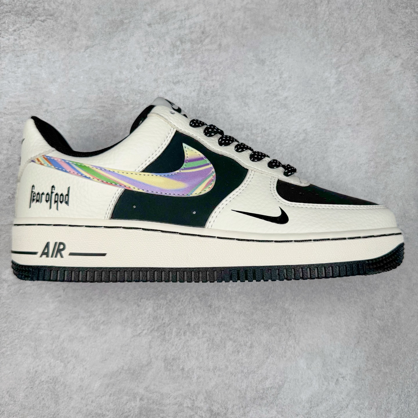 NK Air Force 1´07 Low 空军一号低帮百搭休闲运动板鞋 LW9279-011 柔软、弹性十足的缓震性能和出色的中底设计 横跨复古与现代的外型结合 造就出风靡全球 三十多年的Force 1 直到今天还深受青睐 实拍调校N版已经零色差零失真 百分百还原实物色彩所见即所得 不存在货不对板色差等低级问题 选购参考实物拍摄 不混卖不参货 只用心做好货严格选品 承诺混一赔十 尺码：36 36.5 37.5 38 38.5 39 40 40.5 41 42 42.5 43 44 44.5 45-选品中心