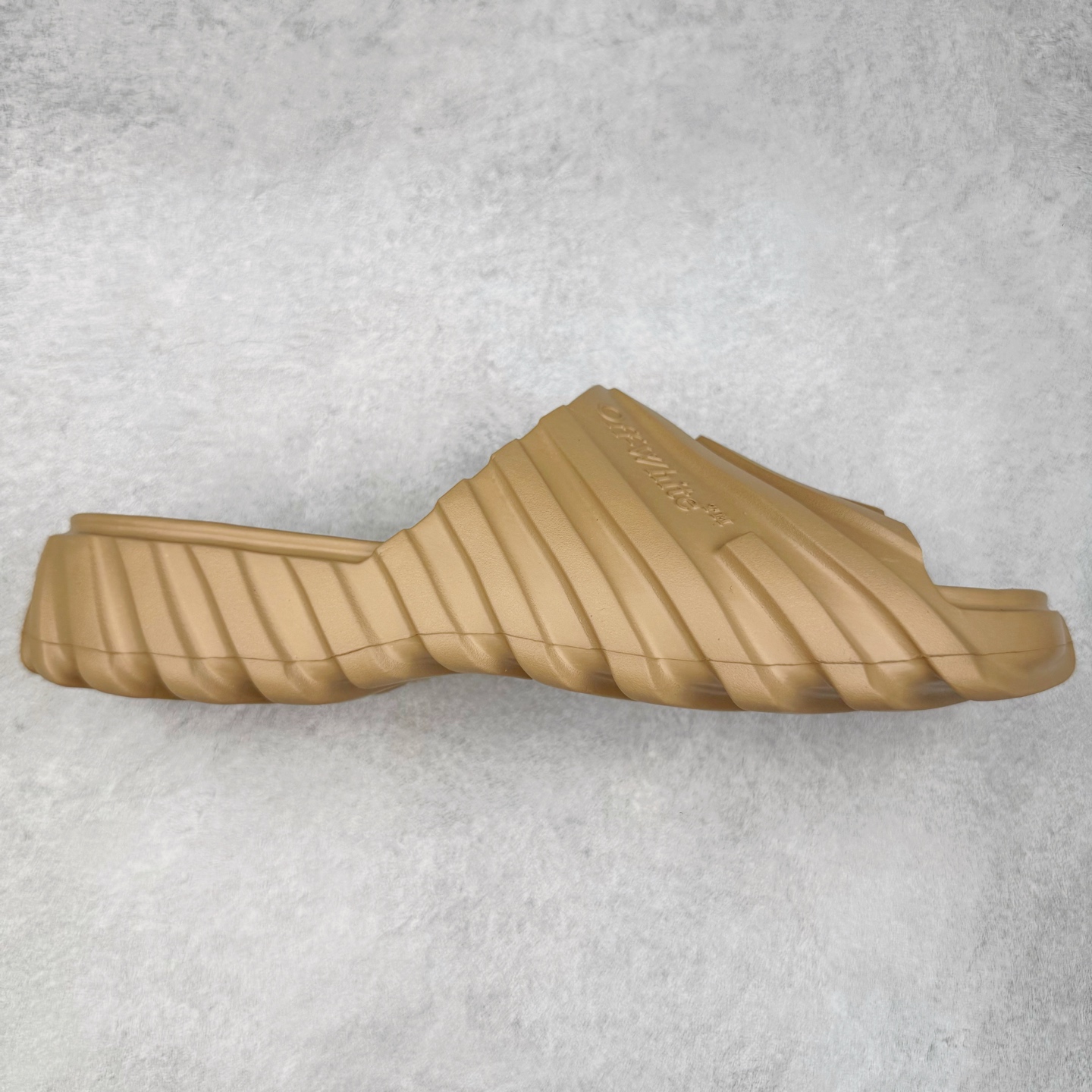 OFF-WHITE OW露趾套脚 EVA一字拖鞋 Off-White由才华横溢的Virgil Abloh于2013年创立。这位美国设计师既是建筑系硕士生 也是一名DJ，更是著名的Kanye West的创意总监。他以都市奢华风格惊艳了众人，并且“以典雅方法演绎当代风尚”，设计出一件又一件备受追捧的作品。Off-White别具特色的卫衣、腰带、夹克、T恤等单品俨然已成为了时尚的代名词。前卫潮流的设计、充满趣味的细节以及别出心裁的剪裁使Off-White传达出浓厚的时尚气质，是打造摩登造型不容忽视的品牌。尺码：40 41 42 43 44 45-选品中心