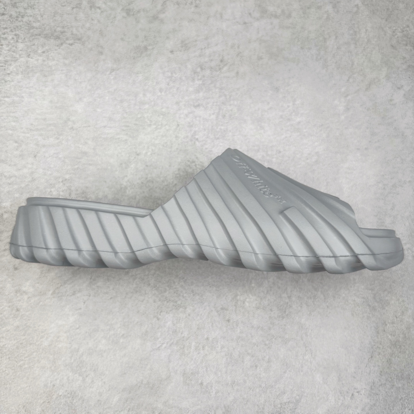 OFF-WHITE OW露趾套脚 EVA一字拖鞋 Off-White由才华横溢的Virgil Abloh于2013年创立。这位美国设计师既是建筑系硕士生 也是一名DJ，更是著名的Kanye West的创意总监。他以都市奢华风格惊艳了众人，并且“以典雅方法演绎当代风尚”，设计出一件又一件备受追捧的作品。Off-White别具特色的卫衣、腰带、夹克、T恤等单品俨然已成为了时尚的代名词。前卫潮流的设计、充满趣味的细节以及别出心裁的剪裁使Off-White传达出浓厚的时尚气质，是打造摩登造型不容忽视的品牌。尺码：40 41 42 43 44 45-选品中心