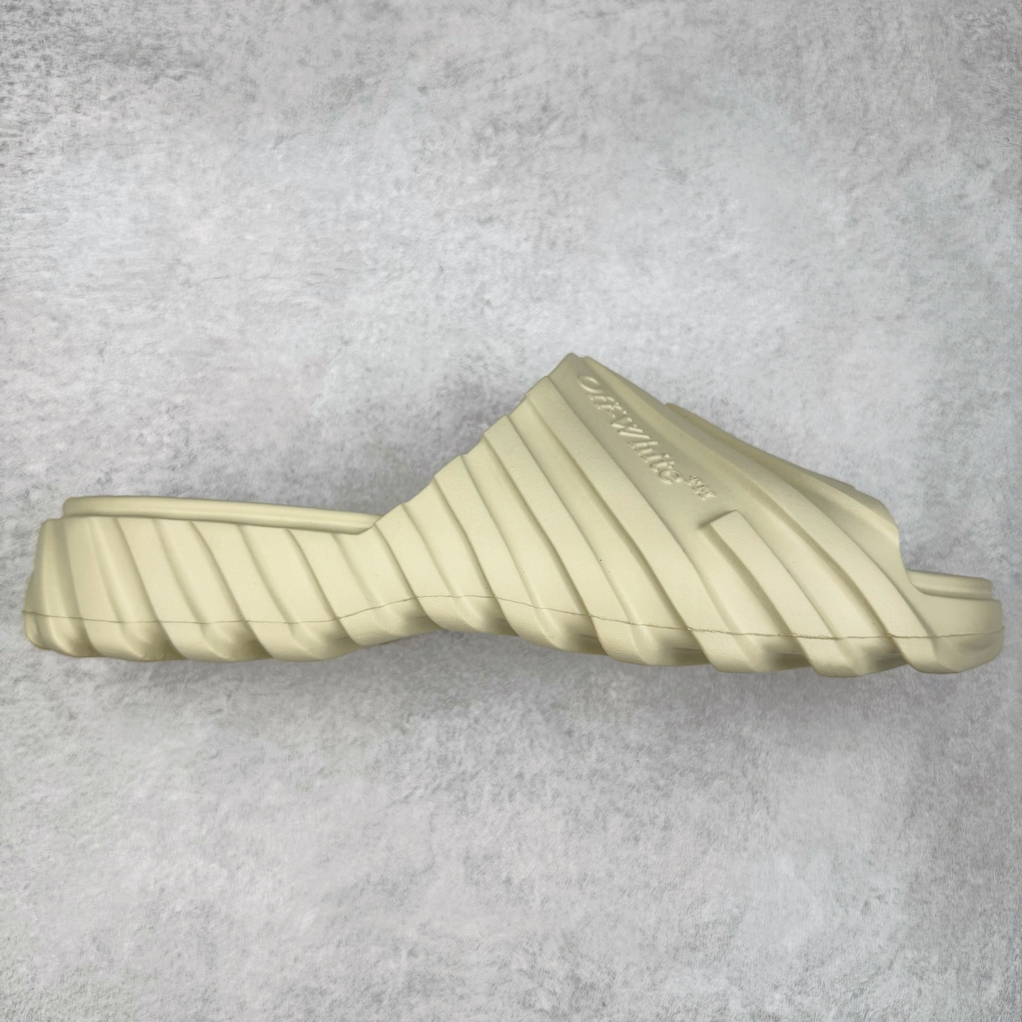 OFF-WHITE OW露趾套脚 EVA一字拖鞋 Off-White由才华横溢的Virgil Abloh于2013年创立。这位美国设计师既是建筑系硕士生 也是一名DJ，更是著名的Kanye West的创意总监。他以都市奢华风格惊艳了众人，并且“以典雅方法演绎当代风尚”，设计出一件又一件备受追捧的作品。Off-White别具特色的卫衣、腰带、夹克、T恤等单品俨然已成为了时尚的代名词。前卫潮流的设计、充满趣味的细节以及别出心裁的剪裁使Off-White传达出浓厚的时尚气质，是打造摩登造型不容忽视的品牌。尺码：40 41 42 43 44 45-选品中心