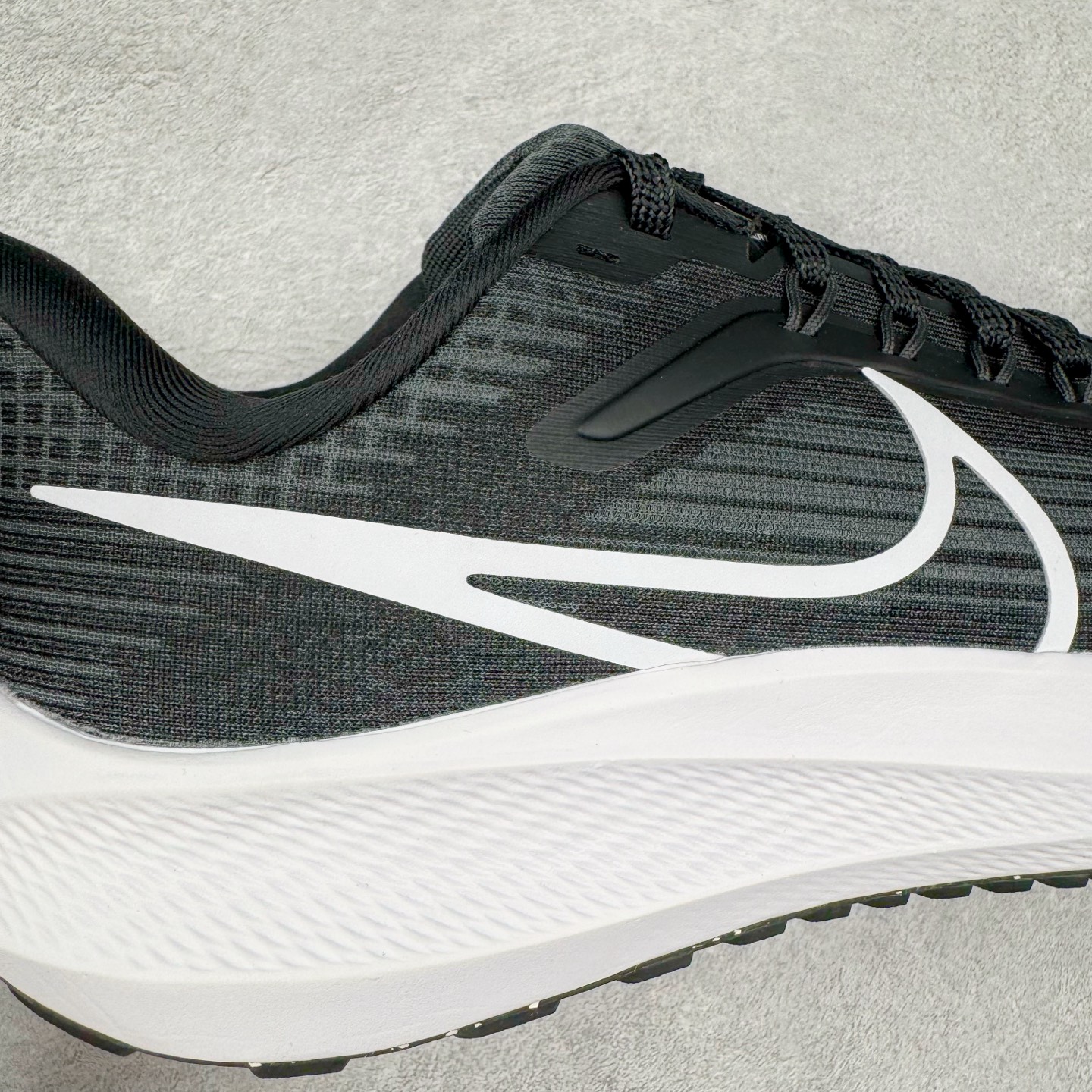 图片[17]-＃TG纯原 NK Pegasus 39 飞马39舒适低帮马拉松跑步鞋 黑白 DH4071-001 泰光Zp特供批次 市面唯一支持实战的跑鞋 原档案数据原厂网纱 正确高频花纹 前后掌内置Zoom Air气垫 原装MD大底 脚感完美还原 原盒原配 QC检验、钢印 俱全 原底科技 同步原版 脚感堪比Boost 实拍调校N版已经零色差零失真 百分百还原实物色彩所见即所得 不存在货不对板色差等低级问题 选购参考实物拍摄 不混卖不参货 只用心做好货严格选品 承诺混一赔十 尺码：36 36.5 37.5 38 38.5 39 40 40.5 41 42 42.5 43 44 44.5 45-选品中心