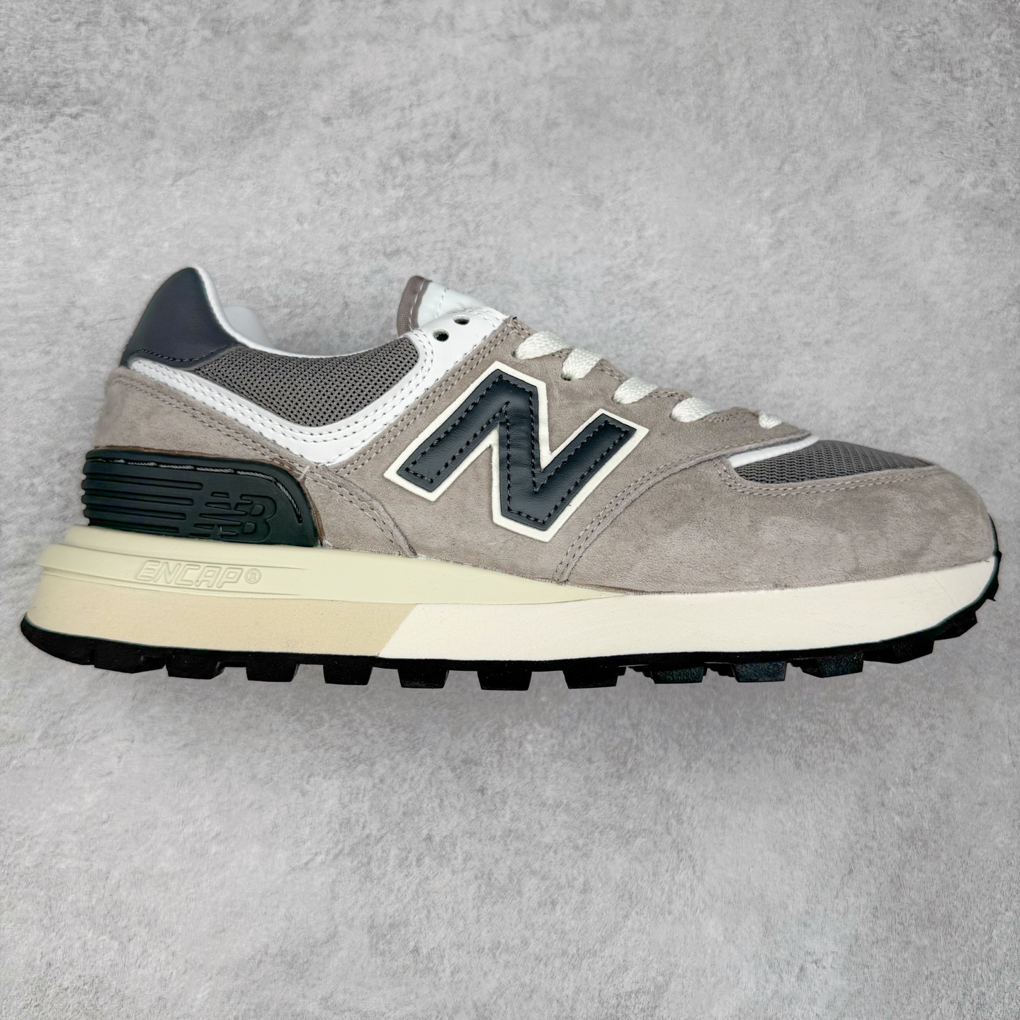 NB新百伦New Balance U574升级版系列低帮复古休闲运动慢跑鞋 新版NB574，妥妥美产既视感有木有。相较传统574，新版鞋跟及鞋面设计自带9系美产既视感！鞋面、内衬质感以及穿着体验更加！鞋型更流畅和饱满,鞋底增添了风格的多样化!底部升级橡胶颗粒大底,更防滑耐磨,上脚后感觉柔软且舒适。尺码：36 36.5 37.5 38 38.5 39.5 40 40.5 41.5 42 42.5 43 44 45-选品中心