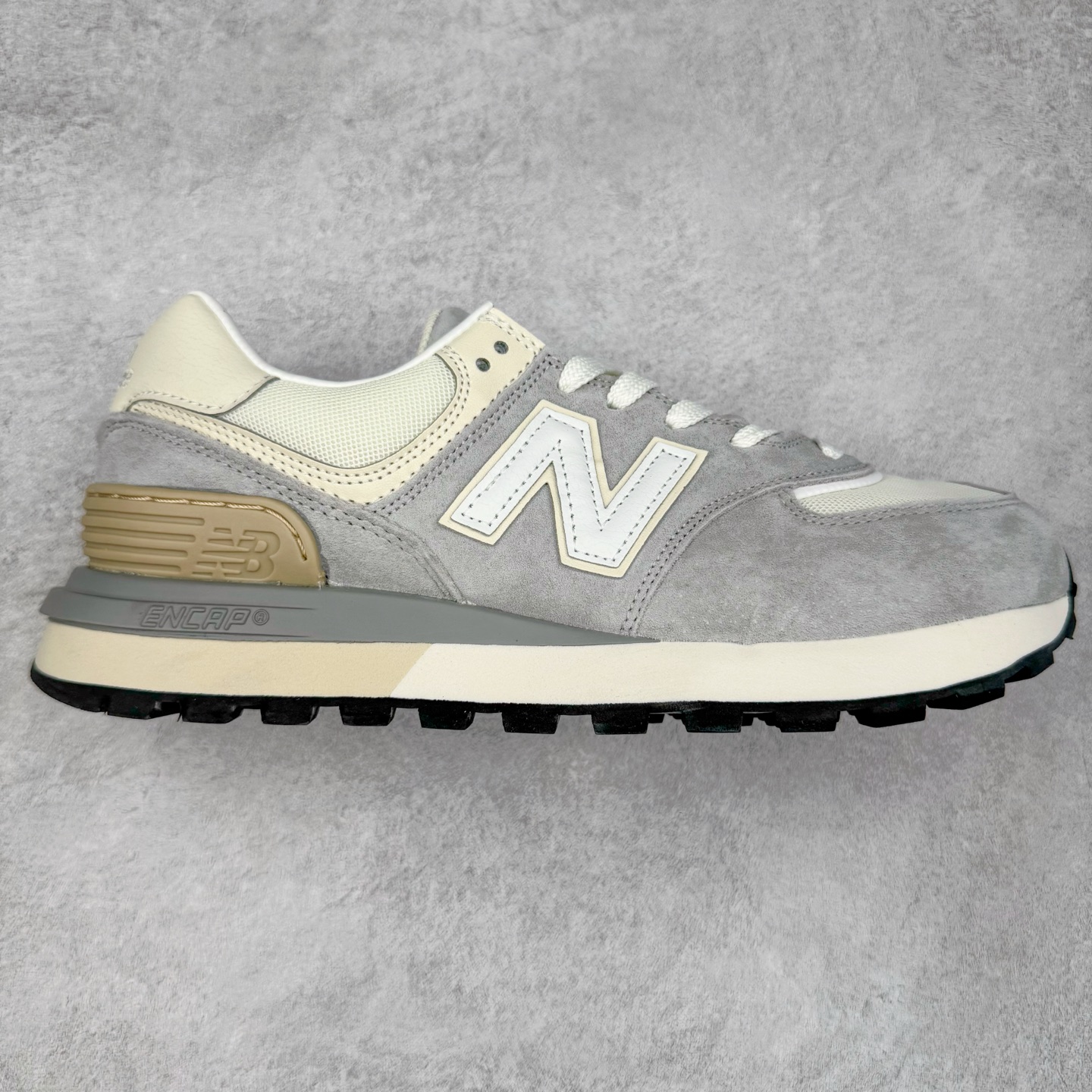 NB新百伦New Balance U574升级版系列低帮复古休闲运动慢跑鞋 新版NB574，妥妥美产既视感有木有。相较传统574，新版鞋跟及鞋面设计自带9系美产既视感！鞋面、内衬质感以及穿着体验更加！鞋型更流畅和饱满,鞋底增添了风格的多样化!底部升级橡胶颗粒大底,更防滑耐磨,上脚后感觉柔软且舒适。尺码：36 36.5 37.5 38 38.5 39.5 40 40.5 41.5 42 42.5 43 44 45-选品中心
