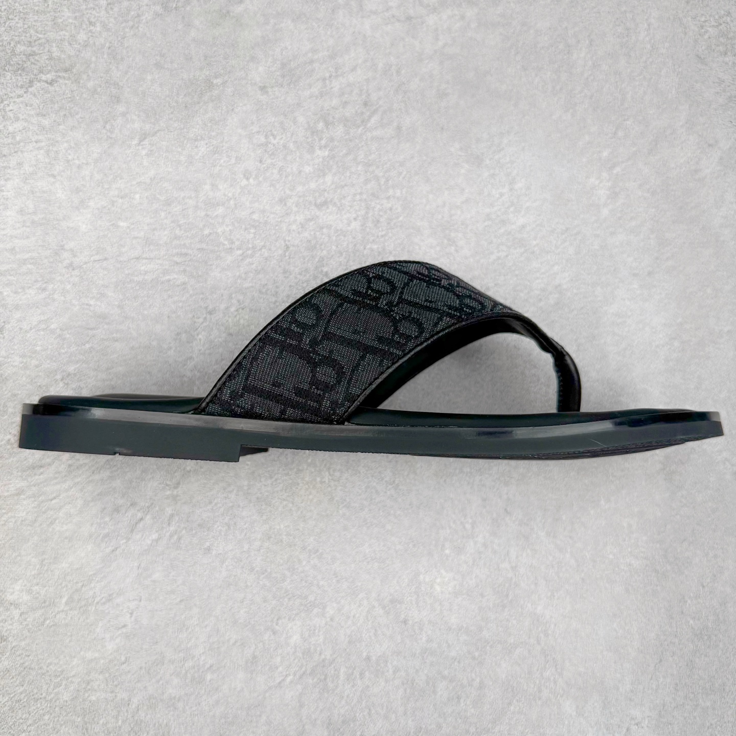 Dior Alias 迪奥小牛皮 圆头平底一字拖鞋 男款 米色拖鞋 原版购入开发 做货 这款 Dior Alias 凉鞋致敬运动风格经典标识,彰显 Dior 的高订精神。采用黑色橡胶精心制作,Oblique 印花鞋面,饰以同色调牛皮革细节提升格调。橡胶鞋底融入多种元素,饰以 Dior 标志更显精致,彰显未来主义风格。可与短裤或牛仔裤搭配穿着 尺码:39 40 41 42 43 44 45-选品中心