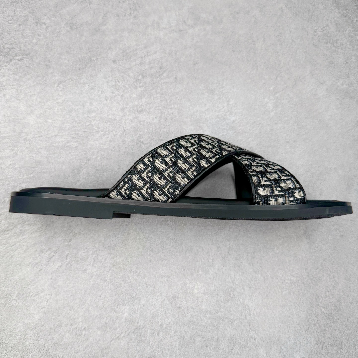 Dior Alias 迪奥小牛皮 圆头平底一字拖鞋 男款 米色拖鞋 原版购入开发 做货 这款 Dior Alias 凉鞋致敬运动风格经典标识，彰显 Dior 的高订精神。采用黑色橡胶精心制作，Oblique 印花鞋面，饰以同色调牛皮革细节提升格调。橡胶鞋底融入多种元素，饰以 Dior 标志更显精致，彰显未来主义风格。可与短裤或牛仔裤搭配穿着 尺码：39 40 41 42 43 44 45-选品中心