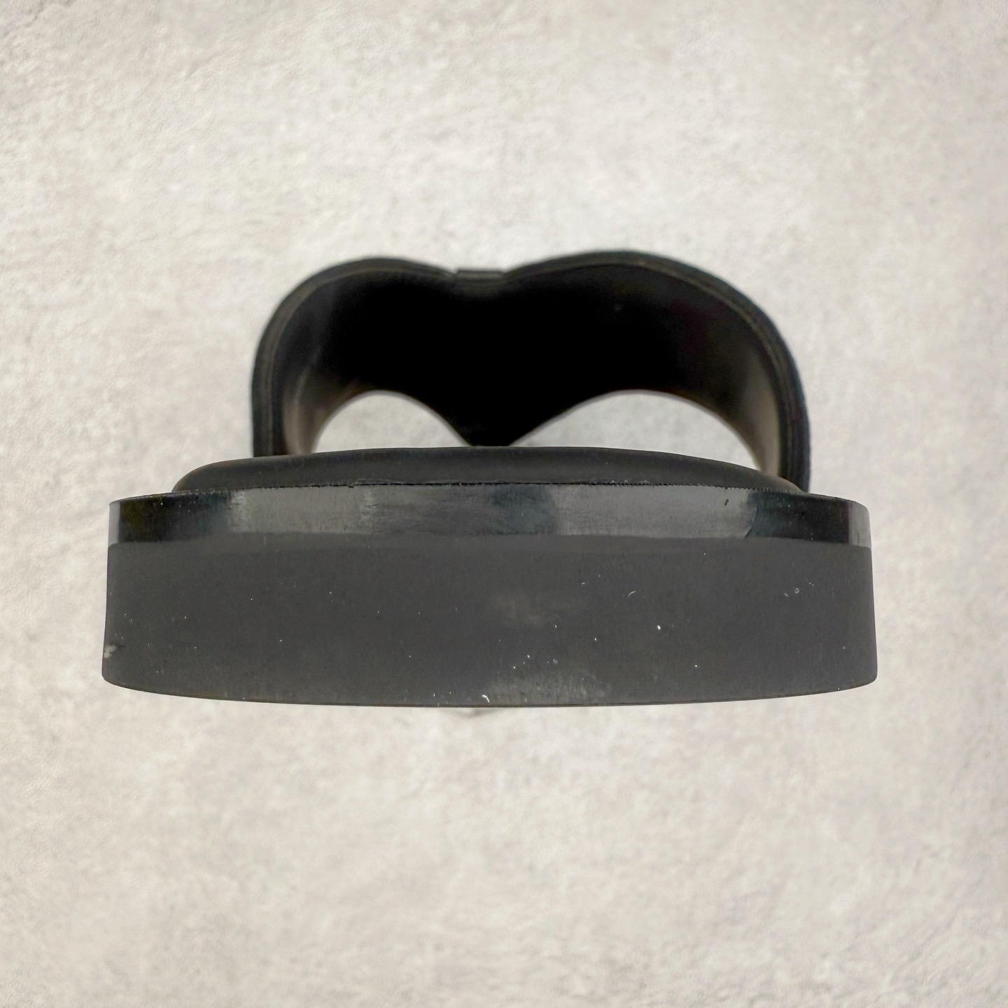 图片[8]-Dior Alias 迪奥小牛皮 圆头平底一字拖鞋 男款 米色拖鞋 原版购入开发 做货 这款 Dior Alias 凉鞋致敬运动风格经典标识，彰显 Dior 的高订精神。采用黑色橡胶精心制作，Oblique 印花鞋面，饰以同色调牛皮革细节提升格调。橡胶鞋底融入多种元素，饰以 Dior 标志更显精致，彰显未来主义风格。可与短裤或牛仔裤搭配穿着 尺码：39 40 41 42 43 44 45-选品中心