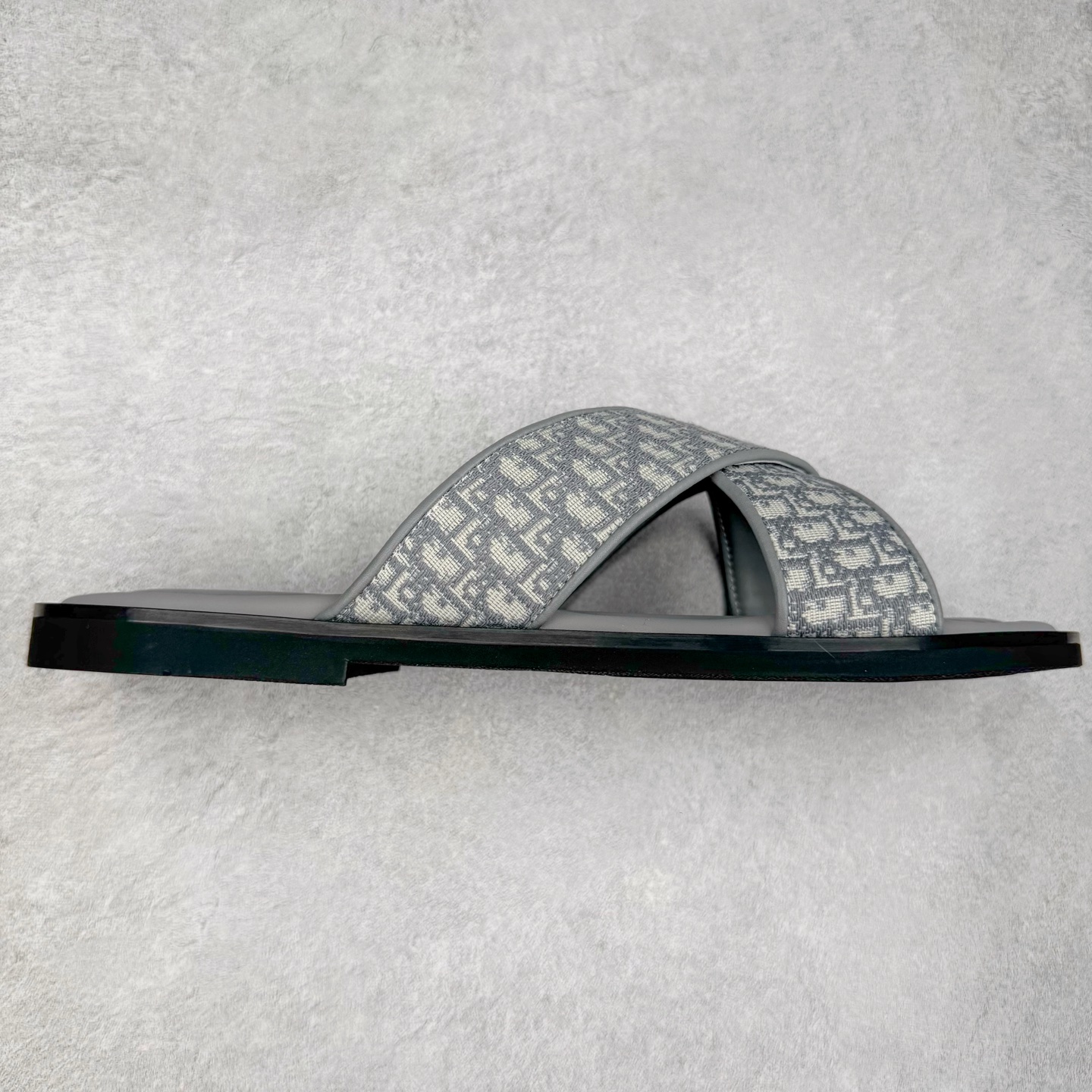 Dior Alias 迪奥小牛皮 圆头平底一字拖鞋 男款 米色拖鞋 原版购入开发 做货 这款 Dior Alias 凉鞋致敬运动风格经典标识，彰显 Dior 的高订精神。采用黑色橡胶精心制作，Oblique 印花鞋面，饰以同色调牛皮革细节提升格调。橡胶鞋底融入多种元素，饰以 Dior 标志更显精致，彰显未来主义风格。可与短裤或牛仔裤搭配穿着 尺码：39 40 41 42 43 44 45-选品中心