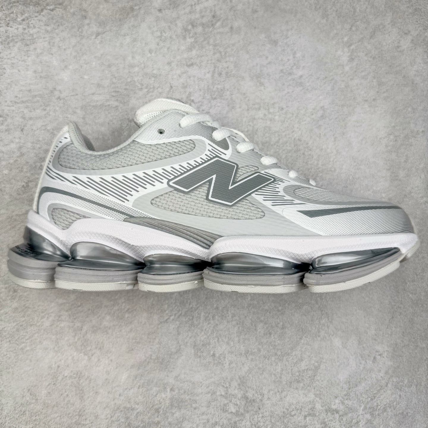 New Balance NB2000 舒适百搭防滑耐磨低帮 休闲跑步鞋 New Balance 在近两年的球鞋市场屡出奇招，在经典鞋型保持进一步增长的同时，推出的每一款新鞋型也都有傲人的战绩。在 327、9060 等鞋型获得成功之后，今天 New Balance 家族又迎来了新鲜血液的注入。这双 New Balance 2000 依然是融合了新旧元素的跑鞋造型，命名为 2000，或许是它的设计理念有着 Y2K 的血统。最大的亮点，在于这双鞋的中底。外侧以五个 ABZORB 单元，带来极具辨识度和冲击力的视觉效果，让这双鞋在外观和脚感方面都颇具吸引力。尺码：36 37 37.5 38 38.5 39 40 40.5 41 42 42.5 43 44 45 46-选品中心