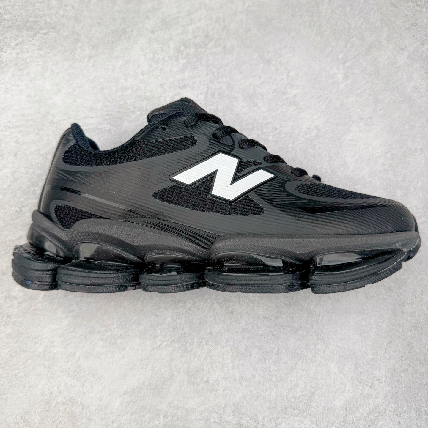 New Balance NB2000 舒适百搭防滑耐磨低帮 休闲跑步鞋 New Balance 在近两年的球鞋市场屡出奇招，在经典鞋型保持进一步增长的同时，推出的每一款新鞋型也都有傲人的战绩。在 327、9060 等鞋型获得成功之后，今天 New Balance 家族又迎来了新鲜血液的注入。这双 New Balance 2000 依然是融合了新旧元素的跑鞋造型，命名为 2000，或许是它的设计理念有着 Y2K 的血统。最大的亮点，在于这双鞋的中底。外侧以五个 ABZORB 单元，带来极具辨识度和冲击力的视觉效果，让这双鞋在外观和脚感方面都颇具吸引力。尺码：36 37 37.5 38 38.5 39 40 40.5 41 42 42.5 43 44 45 46-选品中心