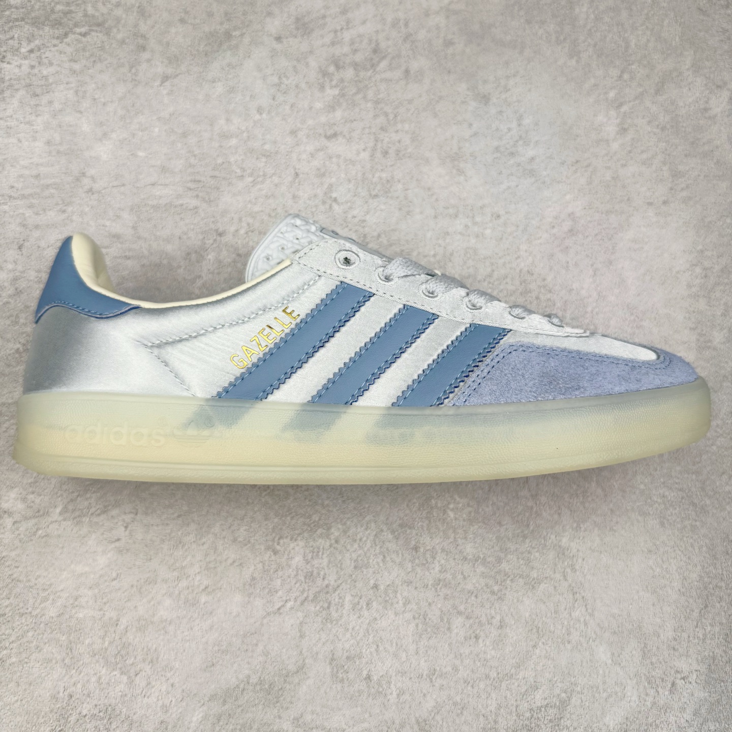 AD Gazelle Indoor Trainers 羚羊内训系列低帮复古百搭休闲运动德训风板鞋 JI2711 90年代经典的复刻版！自60年代以足球训练鞋面世以来,Gazelle就以其经典设计席卷全球。1991年版本的复刻,再造经典Gazelle。采用皮革打造,搭配浊色细节,让这款经典更加简约。尺码：36 36⅔ 37⅓ 38 38⅔ 39⅓ 40 40⅔ 41⅓ 42 42⅔ 43⅓ 44⅓ 44⅔ 45-选品中心