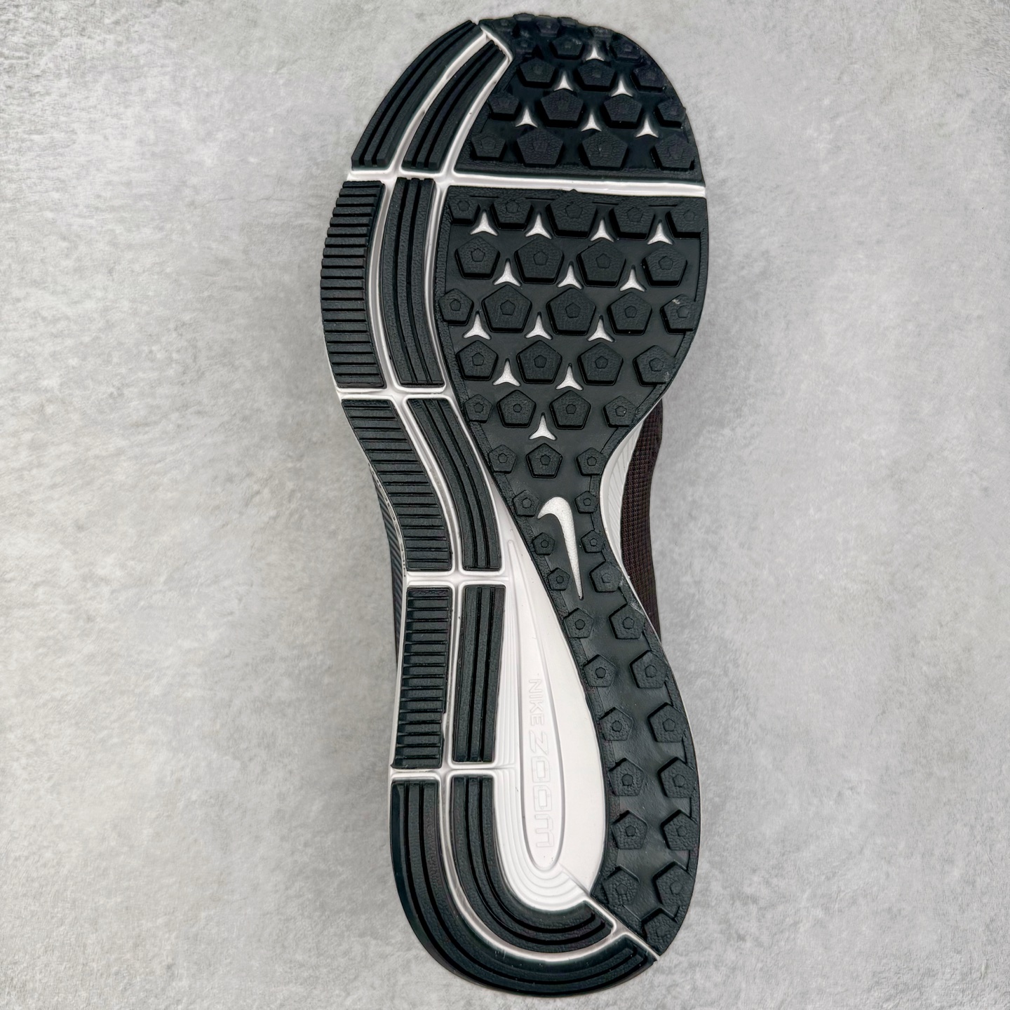 图片[9]-＃TG纯原 NK Pegasus 34 飞马34舒适低帮马拉松跑步鞋 黑白 880555-001 泰光Zp特供批次 市面唯一支持实战的跑鞋 原档案数据原厂网纱 正确高频花纹 前后掌内置Zoom Air气垫 原装MD大底 脚感完美还原 原盒原配 QC检验、钢印 俱全 原底科技 同步原版 脚感堪比Boost 实拍调校N版已经零色差零失真 百分百还原实物色彩所见即所得 不存在货不对板色差等低级问题 选购参考实物拍摄 不混卖不参货 只用心做好货严格选品 承诺混一赔十 尺码：36 36.5 37.5 38 38.5 39 40 40.5 41 42 42.5 43 44 44.5 45-选品中心