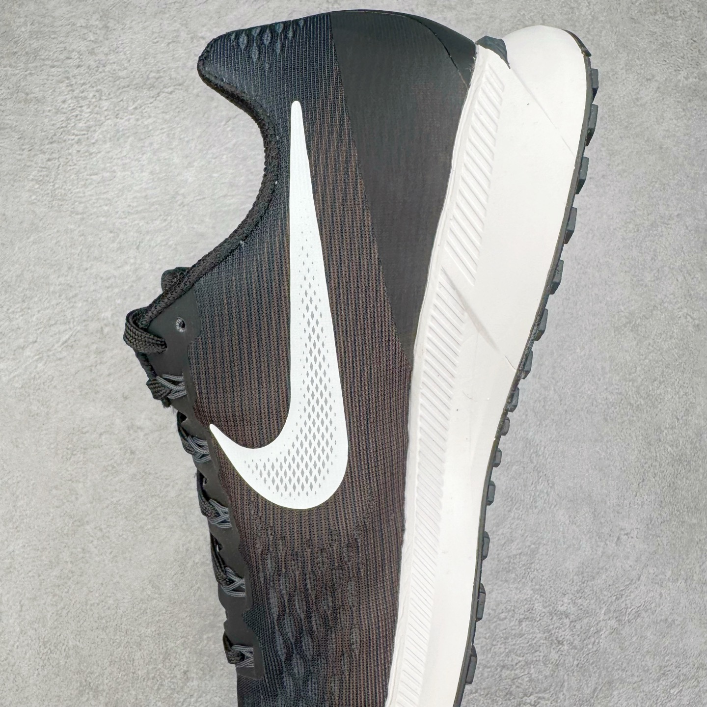 图片[7]-＃TG纯原 NK Pegasus 34 飞马34舒适低帮马拉松跑步鞋 黑白 880555-001 泰光Zp特供批次 市面唯一支持实战的跑鞋 原档案数据原厂网纱 正确高频花纹 前后掌内置Zoom Air气垫 原装MD大底 脚感完美还原 原盒原配 QC检验、钢印 俱全 原底科技 同步原版 脚感堪比Boost 实拍调校N版已经零色差零失真 百分百还原实物色彩所见即所得 不存在货不对板色差等低级问题 选购参考实物拍摄 不混卖不参货 只用心做好货严格选品 承诺混一赔十 尺码：36 36.5 37.5 38 38.5 39 40 40.5 41 42 42.5 43 44 44.5 45-选品中心