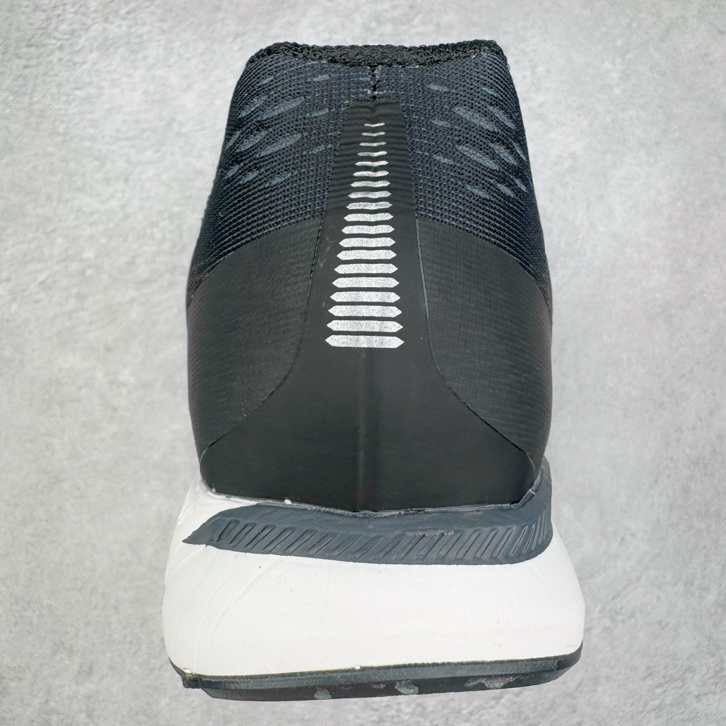 图片[8]-＃TG纯原 NK Pegasus 34 飞马34舒适低帮马拉松跑步鞋 黑白 880555-001 泰光Zp特供批次 市面唯一支持实战的跑鞋 原档案数据原厂网纱 正确高频花纹 前后掌内置Zoom Air气垫 原装MD大底 脚感完美还原 原盒原配 QC检验、钢印 俱全 原底科技 同步原版 脚感堪比Boost 实拍调校N版已经零色差零失真 百分百还原实物色彩所见即所得 不存在货不对板色差等低级问题 选购参考实物拍摄 不混卖不参货 只用心做好货严格选品 承诺混一赔十 尺码：36 36.5 37.5 38 38.5 39 40 40.5 41 42 42.5 43 44 44.5 45-选品中心