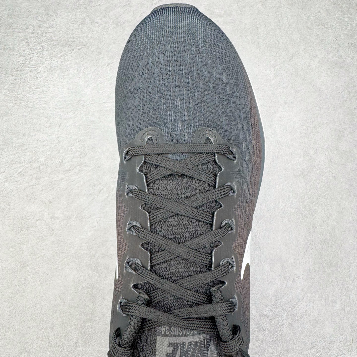 图片[4]-＃TG纯原 NK Pegasus 34 飞马34舒适低帮马拉松跑步鞋 黑白 880555-001 泰光Zp特供批次 市面唯一支持实战的跑鞋 原档案数据原厂网纱 正确高频花纹 前后掌内置Zoom Air气垫 原装MD大底 脚感完美还原 原盒原配 QC检验、钢印 俱全 原底科技 同步原版 脚感堪比Boost 实拍调校N版已经零色差零失真 百分百还原实物色彩所见即所得 不存在货不对板色差等低级问题 选购参考实物拍摄 不混卖不参货 只用心做好货严格选品 承诺混一赔十 尺码：36 36.5 37.5 38 38.5 39 40 40.5 41 42 42.5 43 44 44.5 45-选品中心