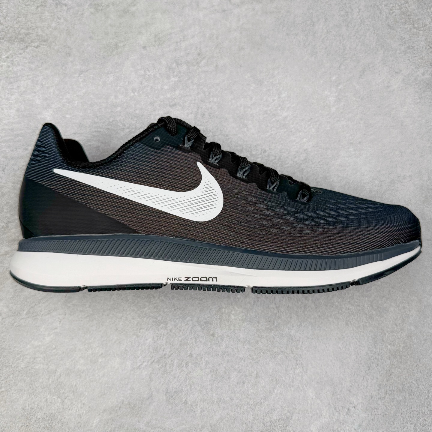 ＃TG纯原 NK Pegasus 34 飞马34舒适低帮马拉松跑步鞋 黑白 880555-001 泰光Zp特供批次 市面唯一支持实战的跑鞋 原档案数据原厂网纱 正确高频花纹 前后掌内置Zoom Air气垫 原装MD大底 脚感完美还原 原盒原配 QC检验、钢印 俱全 原底科技 同步原版 脚感堪比Boost 实拍调校N版已经零色差零失真 百分百还原实物色彩所见即所得 不存在货不对板色差等低级问题 选购参考实物拍摄 不混卖不参货 只用心做好货严格选品 承诺混一赔十 尺码：36 36.5 37.5 38 38.5 39 40 40.5 41 42 42.5 43 44 44.5 45-选品中心