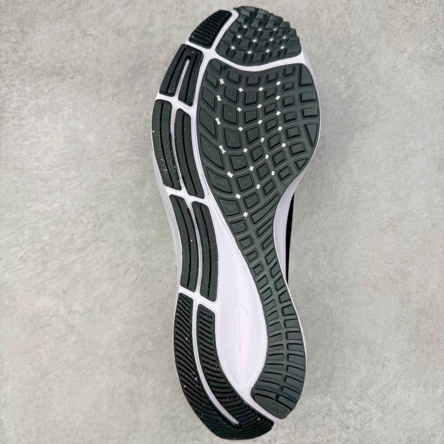 图片[9]-＃TG纯原 NK Pegasus 38 飞马38舒适低帮马拉松跑步鞋 黑白 CW7356-002 泰光Zp特供批次 市面唯一支持实战的跑鞋 原档案数据原厂网纱 正确高频花纹 前后掌内置Zoom Air气垫 原装MD大底 脚感完美还原 原盒原配 QC检验、钢印 俱全 原底科技 同步原版 脚感堪比Boost 实拍调校N版已经零色差零失真 百分百还原实物色彩所见即所得 不存在货不对板色差等低级问题 选购参考实物拍摄 不混卖不参货 只用心做好货严格选品 承诺混一赔十 尺码：36 36.5 37.5 38 38.5 39 40 40.5 41 42 42.5 43 44 44.5 45-选品中心