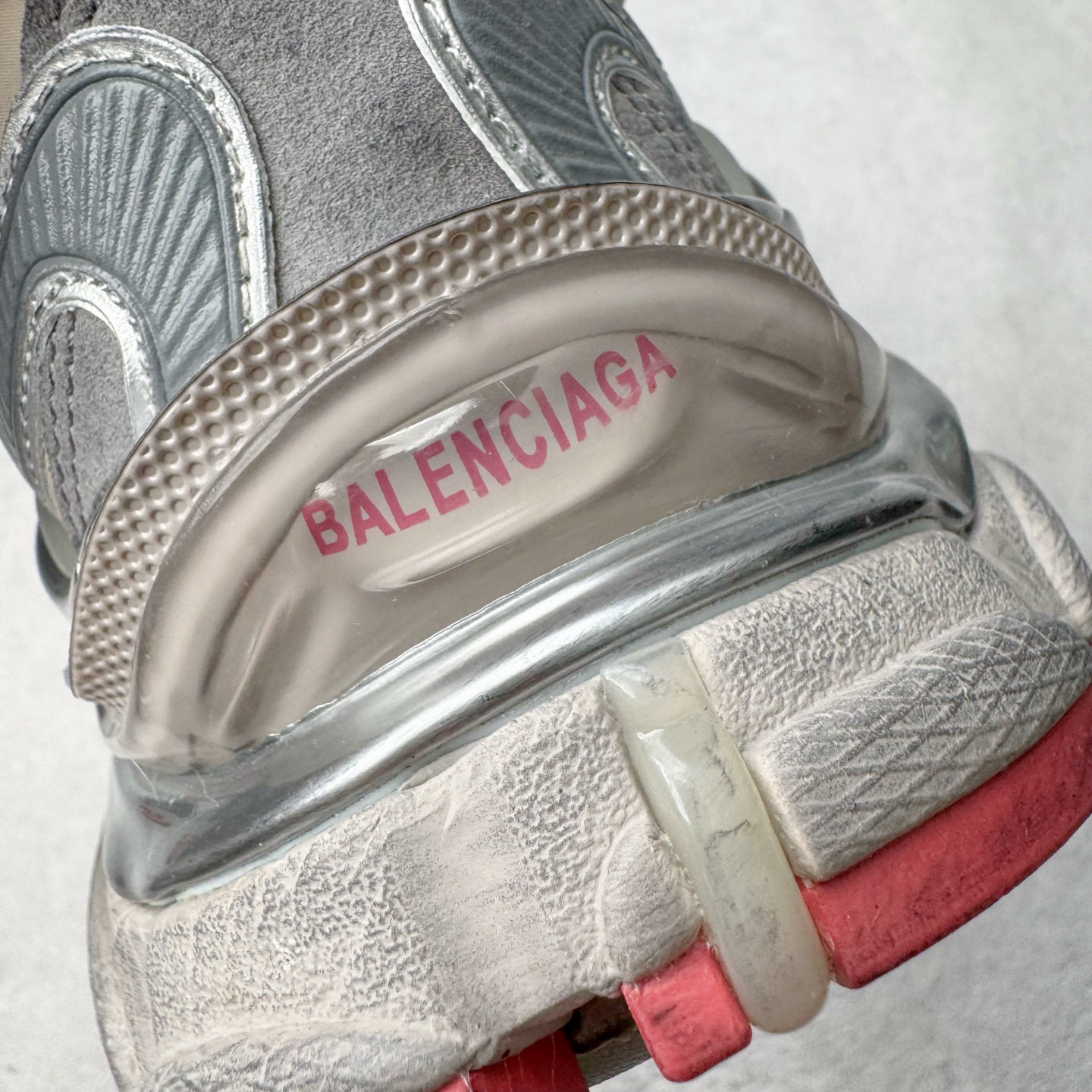 图片[18]-＃VG零售版 BALENCIAGA Runner Sneaker 巴黎世家七代慢跑系列低帮复古野跑潮流运动鞋老爹鞋 尼龙和网布材质 磨损效果 鞋头边缘印有尺码 背面浮印尺码 外侧印有跑者徽标 鞋舌刺绣 Balenciaga 品牌标识 鞋跟背面 Balenciaga品牌标识 材质采用65%聚氨酯、35%聚酯纤维 全新 Runner 鞋型轮廓借鉴于 2000 年初的复古线条 搭载大网眼面料制成鞋面基础，由粉色、白色尼龍与橡胶质地覆盖鞋面诠释线条感 当中透过几道手缝线与折损痕更是精准的掌握历经时间淬炼的破旧痕迹 延续其手法至鞋领、鞋跟、鞋带、中底等部分均饰有破损及脏污之貌 尤其是鞋领处与鞋带孔眼条更是采用不规则做旧技术将内容物泡棉随机露出 尺码：35 36 37 38 39 40 41 42 43 44 45 46-选品中心