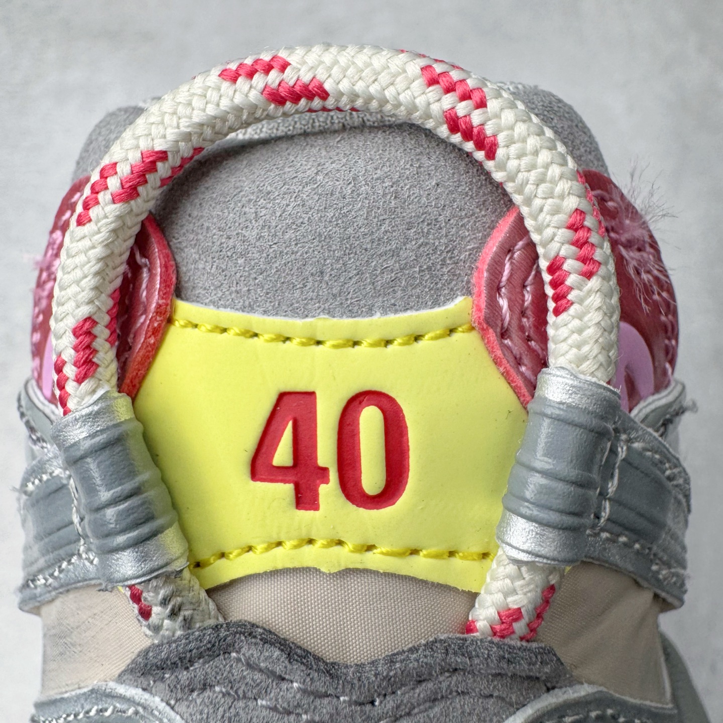 图片[12]-＃VG零售版 BALENCIAGA Runner Sneaker 巴黎世家七代慢跑系列低帮复古野跑潮流运动鞋老爹鞋 尼龙和网布材质 磨损效果 鞋头边缘印有尺码 背面浮印尺码 外侧印有跑者徽标 鞋舌刺绣 Balenciaga 品牌标识 鞋跟背面 Balenciaga品牌标识 材质采用65%聚氨酯、35%聚酯纤维 全新 Runner 鞋型轮廓借鉴于 2000 年初的复古线条 搭载大网眼面料制成鞋面基础，由粉色、白色尼龍与橡胶质地覆盖鞋面诠释线条感 当中透过几道手缝线与折损痕更是精准的掌握历经时间淬炼的破旧痕迹 延续其手法至鞋领、鞋跟、鞋带、中底等部分均饰有破损及脏污之貌 尤其是鞋领处与鞋带孔眼条更是采用不规则做旧技术将内容物泡棉随机露出 尺码：35 36 37 38 39 40 41 42 43 44 45 46-选品中心