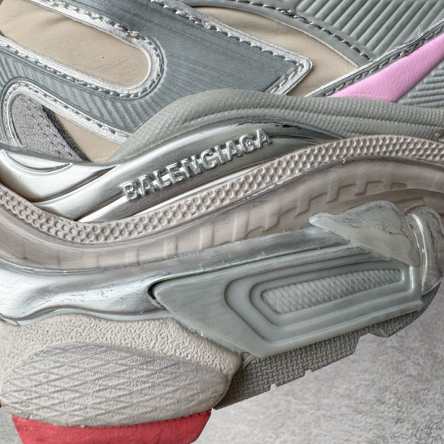 图片[19]-＃VG零售版 BALENCIAGA Runner Sneaker 巴黎世家七代慢跑系列低帮复古野跑潮流运动鞋老爹鞋 尼龙和网布材质 磨损效果 鞋头边缘印有尺码 背面浮印尺码 外侧印有跑者徽标 鞋舌刺绣 Balenciaga 品牌标识 鞋跟背面 Balenciaga品牌标识 材质采用65%聚氨酯、35%聚酯纤维 全新 Runner 鞋型轮廓借鉴于 2000 年初的复古线条 搭载大网眼面料制成鞋面基础，由粉色、白色尼龍与橡胶质地覆盖鞋面诠释线条感 当中透过几道手缝线与折损痕更是精准的掌握历经时间淬炼的破旧痕迹 延续其手法至鞋领、鞋跟、鞋带、中底等部分均饰有破损及脏污之貌 尤其是鞋领处与鞋带孔眼条更是采用不规则做旧技术将内容物泡棉随机露出 尺码：35 36 37 38 39 40 41 42 43 44 45 46-选品中心