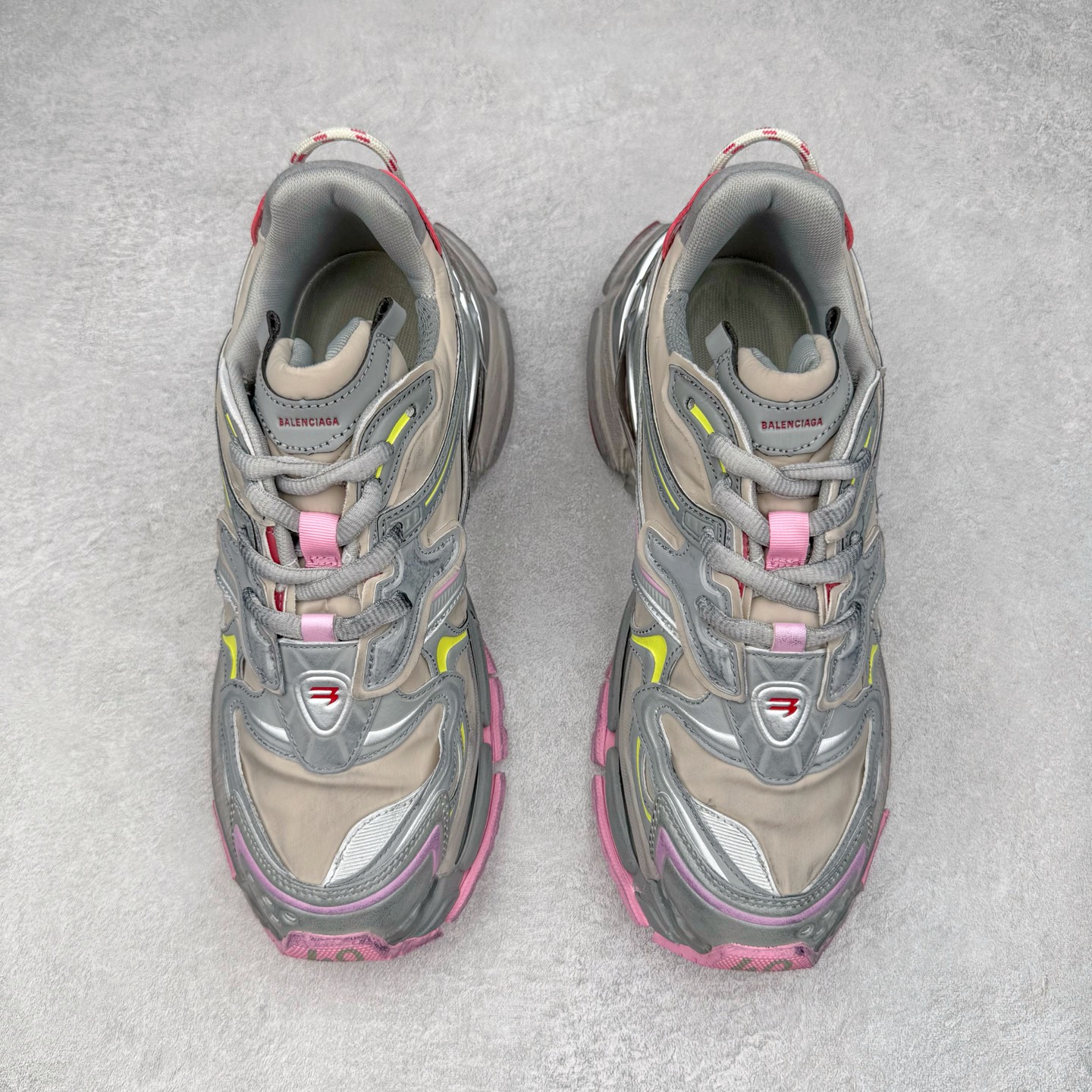 图片[2]-＃VG零售版 BALENCIAGA Runner Sneaker 巴黎世家七代慢跑系列低帮复古野跑潮流运动鞋老爹鞋 尼龙和网布材质 磨损效果 鞋头边缘印有尺码 背面浮印尺码 外侧印有跑者徽标 鞋舌刺绣 Balenciaga 品牌标识 鞋跟背面 Balenciaga品牌标识 材质采用65%聚氨酯、35%聚酯纤维 全新 Runner 鞋型轮廓借鉴于 2000 年初的复古线条 搭载大网眼面料制成鞋面基础，由粉色、白色尼龍与橡胶质地覆盖鞋面诠释线条感 当中透过几道手缝线与折损痕更是精准的掌握历经时间淬炼的破旧痕迹 延续其手法至鞋领、鞋跟、鞋带、中底等部分均饰有破损及脏污之貌 尤其是鞋领处与鞋带孔眼条更是采用不规则做旧技术将内容物泡棉随机露出 尺码：35 36 37 38 39 40 41 42 43 44 45 46-选品中心