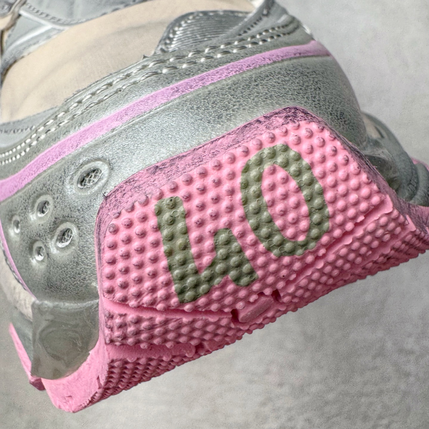 图片[16]-＃VG零售版 BALENCIAGA Runner Sneaker 巴黎世家七代慢跑系列低帮复古野跑潮流运动鞋老爹鞋 尼龙和网布材质 磨损效果 鞋头边缘印有尺码 背面浮印尺码 外侧印有跑者徽标 鞋舌刺绣 Balenciaga 品牌标识 鞋跟背面 Balenciaga品牌标识 材质采用65%聚氨酯、35%聚酯纤维 全新 Runner 鞋型轮廓借鉴于 2000 年初的复古线条 搭载大网眼面料制成鞋面基础，由粉色、白色尼龍与橡胶质地覆盖鞋面诠释线条感 当中透过几道手缝线与折损痕更是精准的掌握历经时间淬炼的破旧痕迹 延续其手法至鞋领、鞋跟、鞋带、中底等部分均饰有破损及脏污之貌 尤其是鞋领处与鞋带孔眼条更是采用不规则做旧技术将内容物泡棉随机露出 尺码：35 36 37 38 39 40 41 42 43 44 45 46-选品中心