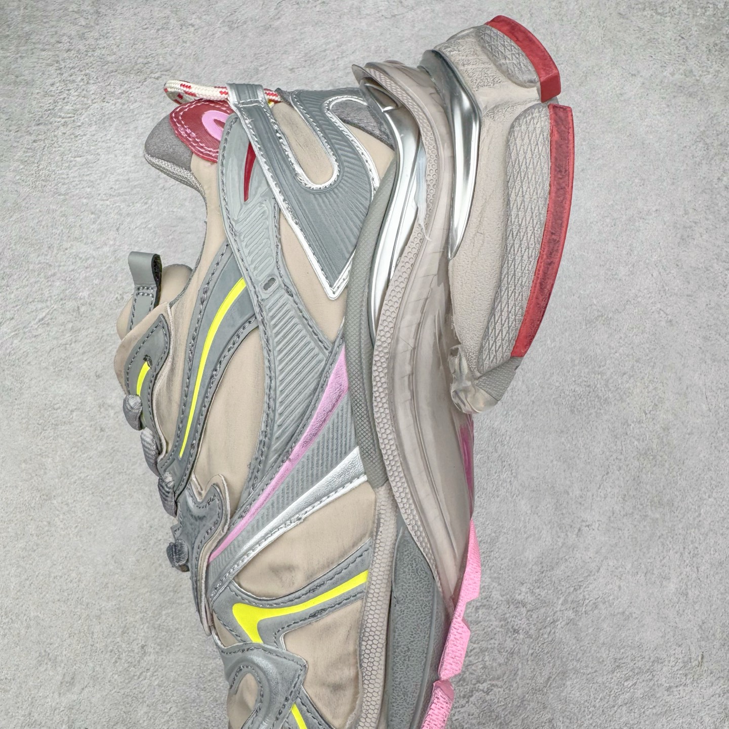 图片[7]-＃VG零售版 BALENCIAGA Runner Sneaker 巴黎世家七代慢跑系列低帮复古野跑潮流运动鞋老爹鞋 尼龙和网布材质 磨损效果 鞋头边缘印有尺码 背面浮印尺码 外侧印有跑者徽标 鞋舌刺绣 Balenciaga 品牌标识 鞋跟背面 Balenciaga品牌标识 材质采用65%聚氨酯、35%聚酯纤维 全新 Runner 鞋型轮廓借鉴于 2000 年初的复古线条 搭载大网眼面料制成鞋面基础，由粉色、白色尼龍与橡胶质地覆盖鞋面诠释线条感 当中透过几道手缝线与折损痕更是精准的掌握历经时间淬炼的破旧痕迹 延续其手法至鞋领、鞋跟、鞋带、中底等部分均饰有破损及脏污之貌 尤其是鞋领处与鞋带孔眼条更是采用不规则做旧技术将内容物泡棉随机露出 尺码：35 36 37 38 39 40 41 42 43 44 45 46-选品中心