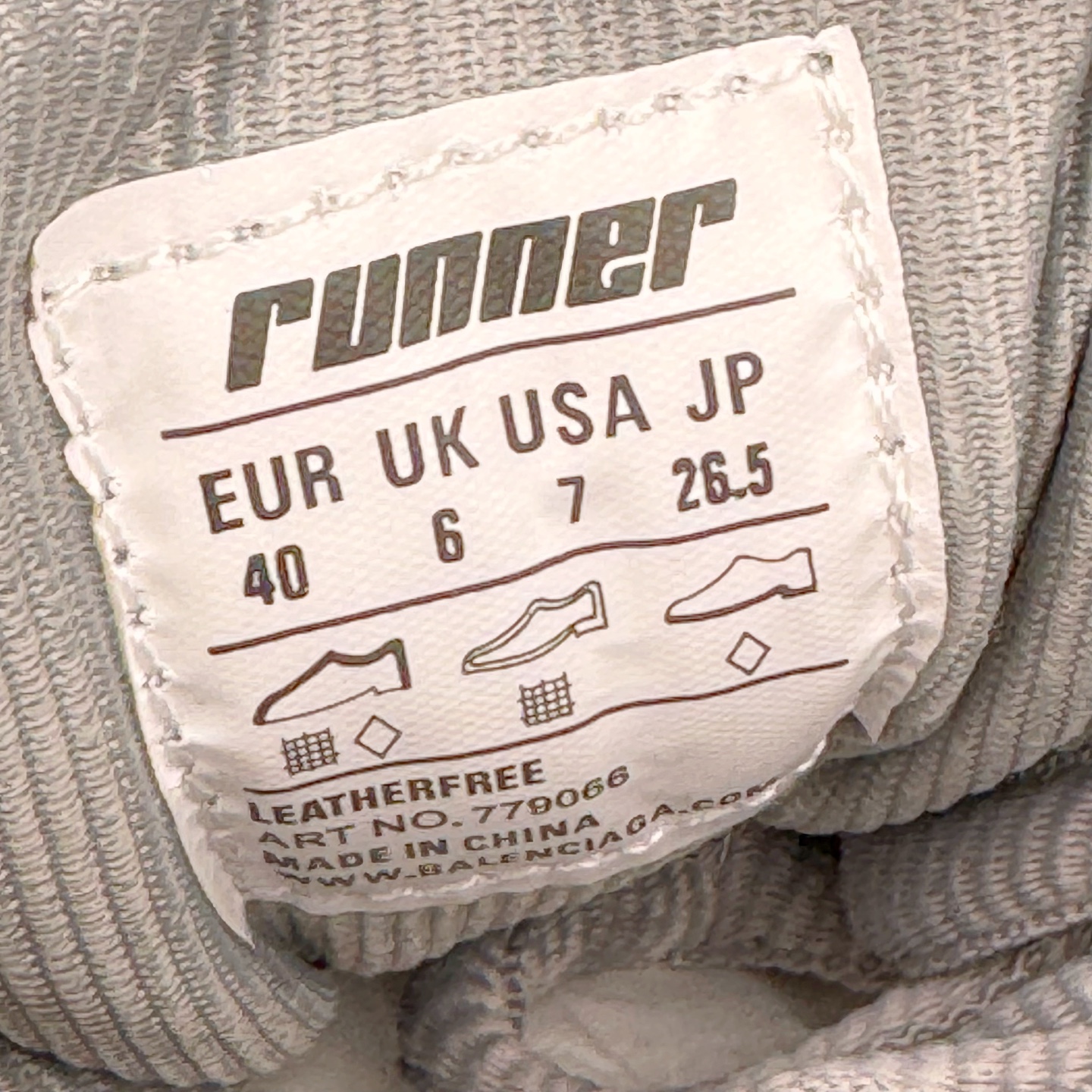 图片[11]-＃VG零售版 BALENCIAGA Runner Sneaker 巴黎世家七代慢跑系列低帮复古野跑潮流运动鞋老爹鞋 尼龙和网布材质 磨损效果 鞋头边缘印有尺码 背面浮印尺码 外侧印有跑者徽标 鞋舌刺绣 Balenciaga 品牌标识 鞋跟背面 Balenciaga品牌标识 材质采用65%聚氨酯、35%聚酯纤维 全新 Runner 鞋型轮廓借鉴于 2000 年初的复古线条 搭载大网眼面料制成鞋面基础，由粉色、白色尼龍与橡胶质地覆盖鞋面诠释线条感 当中透过几道手缝线与折损痕更是精准的掌握历经时间淬炼的破旧痕迹 延续其手法至鞋领、鞋跟、鞋带、中底等部分均饰有破损及脏污之貌 尤其是鞋领处与鞋带孔眼条更是采用不规则做旧技术将内容物泡棉随机露出 尺码：35 36 37 38 39 40 41 42 43 44 45 46-选品中心