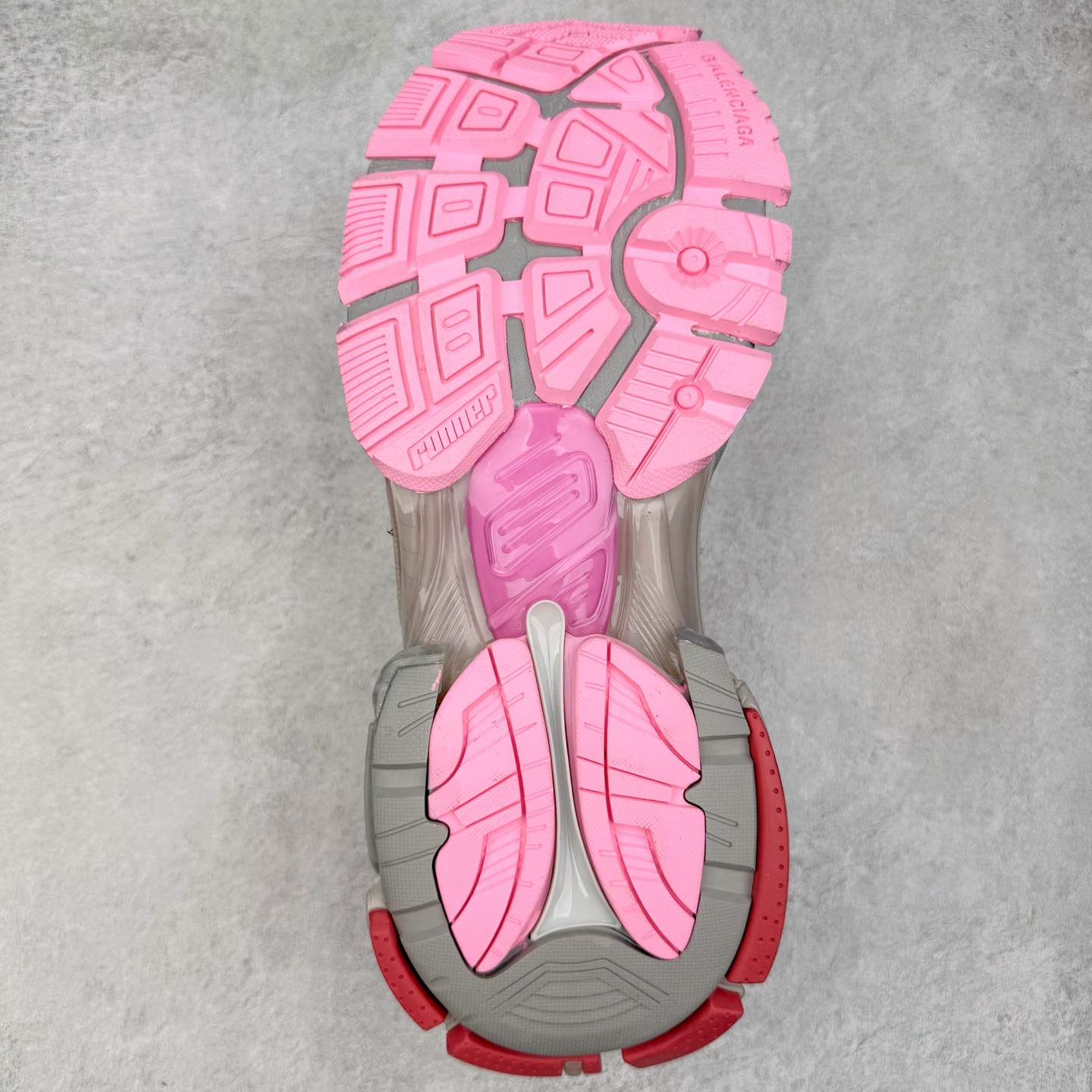 图片[9]-＃VG零售版 BALENCIAGA Runner Sneaker 巴黎世家七代慢跑系列低帮复古野跑潮流运动鞋老爹鞋 尼龙和网布材质 磨损效果 鞋头边缘印有尺码 背面浮印尺码 外侧印有跑者徽标 鞋舌刺绣 Balenciaga 品牌标识 鞋跟背面 Balenciaga品牌标识 材质采用65%聚氨酯、35%聚酯纤维 全新 Runner 鞋型轮廓借鉴于 2000 年初的复古线条 搭载大网眼面料制成鞋面基础，由粉色、白色尼龍与橡胶质地覆盖鞋面诠释线条感 当中透过几道手缝线与折损痕更是精准的掌握历经时间淬炼的破旧痕迹 延续其手法至鞋领、鞋跟、鞋带、中底等部分均饰有破损及脏污之貌 尤其是鞋领处与鞋带孔眼条更是采用不规则做旧技术将内容物泡棉随机露出 尺码：35 36 37 38 39 40 41 42 43 44 45 46-选品中心