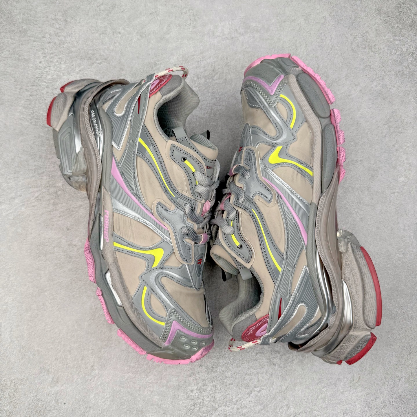 图片[3]-＃VG零售版 BALENCIAGA Runner Sneaker 巴黎世家七代慢跑系列低帮复古野跑潮流运动鞋老爹鞋 尼龙和网布材质 磨损效果 鞋头边缘印有尺码 背面浮印尺码 外侧印有跑者徽标 鞋舌刺绣 Balenciaga 品牌标识 鞋跟背面 Balenciaga品牌标识 材质采用65%聚氨酯、35%聚酯纤维 全新 Runner 鞋型轮廓借鉴于 2000 年初的复古线条 搭载大网眼面料制成鞋面基础，由粉色、白色尼龍与橡胶质地覆盖鞋面诠释线条感 当中透过几道手缝线与折损痕更是精准的掌握历经时间淬炼的破旧痕迹 延续其手法至鞋领、鞋跟、鞋带、中底等部分均饰有破损及脏污之貌 尤其是鞋领处与鞋带孔眼条更是采用不规则做旧技术将内容物泡棉随机露出 尺码：35 36 37 38 39 40 41 42 43 44 45 46-选品中心