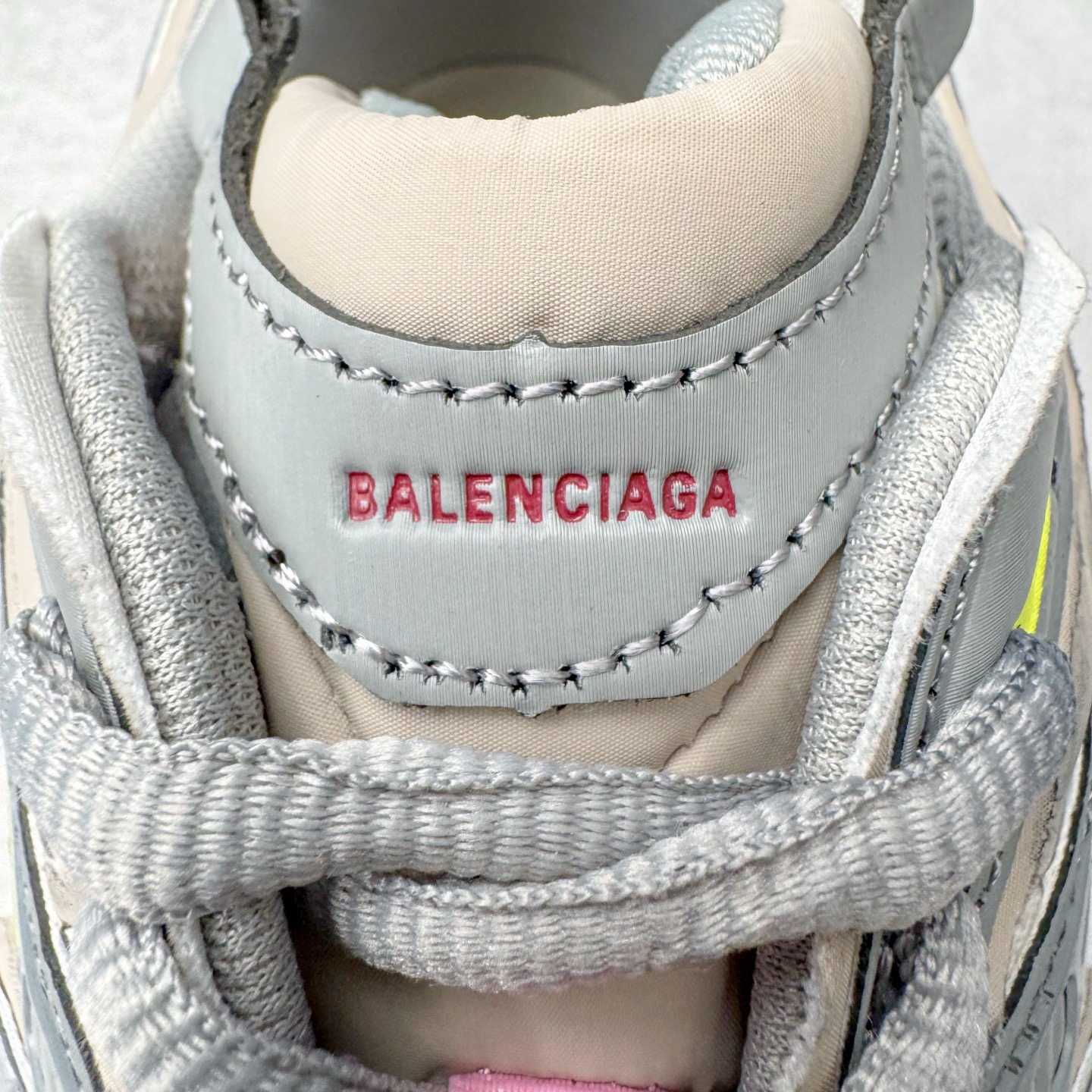 图片[14]-＃VG零售版 BALENCIAGA Runner Sneaker 巴黎世家七代慢跑系列低帮复古野跑潮流运动鞋老爹鞋 尼龙和网布材质 磨损效果 鞋头边缘印有尺码 背面浮印尺码 外侧印有跑者徽标 鞋舌刺绣 Balenciaga 品牌标识 鞋跟背面 Balenciaga品牌标识 材质采用65%聚氨酯、35%聚酯纤维 全新 Runner 鞋型轮廓借鉴于 2000 年初的复古线条 搭载大网眼面料制成鞋面基础，由粉色、白色尼龍与橡胶质地覆盖鞋面诠释线条感 当中透过几道手缝线与折损痕更是精准的掌握历经时间淬炼的破旧痕迹 延续其手法至鞋领、鞋跟、鞋带、中底等部分均饰有破损及脏污之貌 尤其是鞋领处与鞋带孔眼条更是采用不规则做旧技术将内容物泡棉随机露出 尺码：35 36 37 38 39 40 41 42 43 44 45 46-选品中心